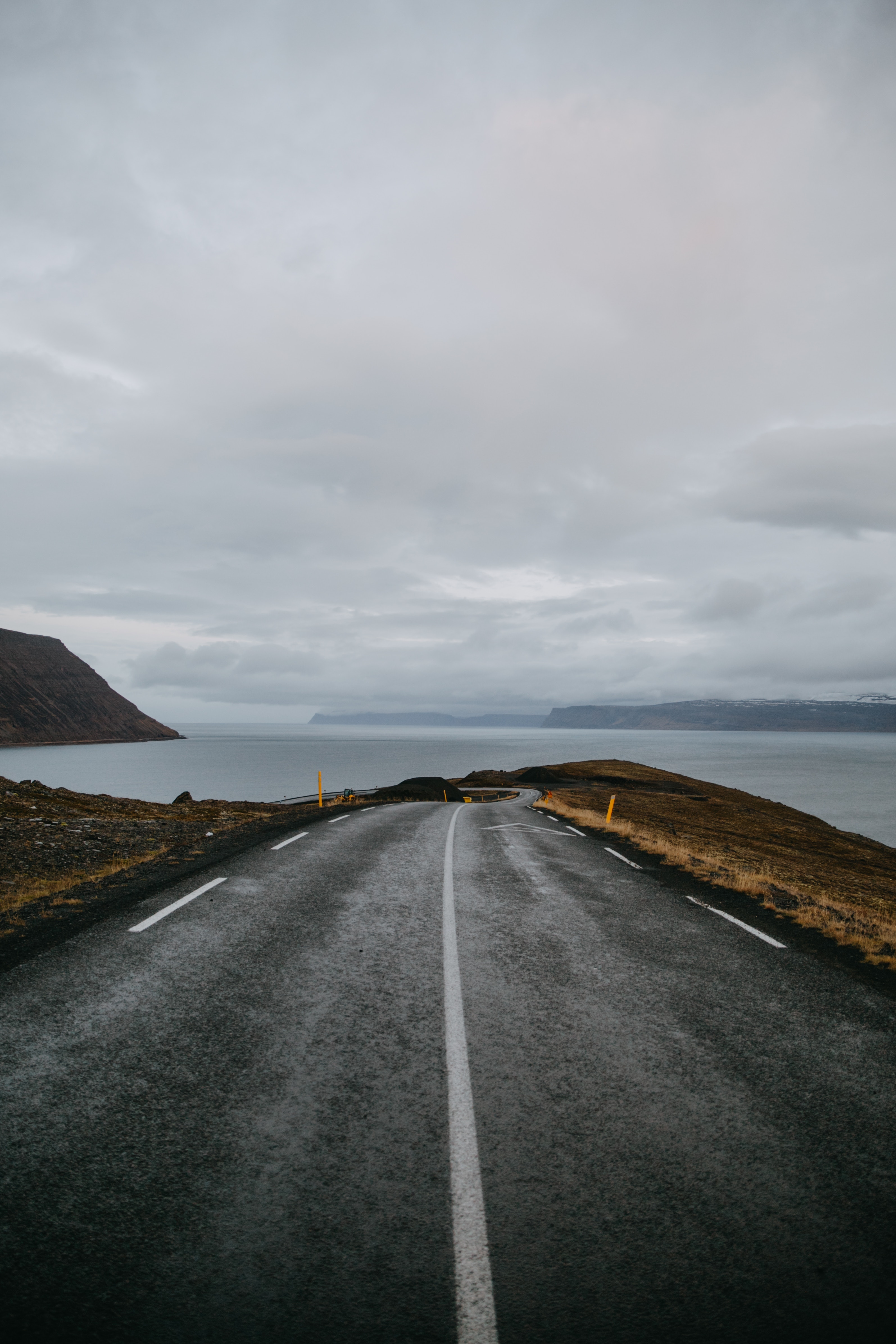 Free photo Road of Iceland near the shore