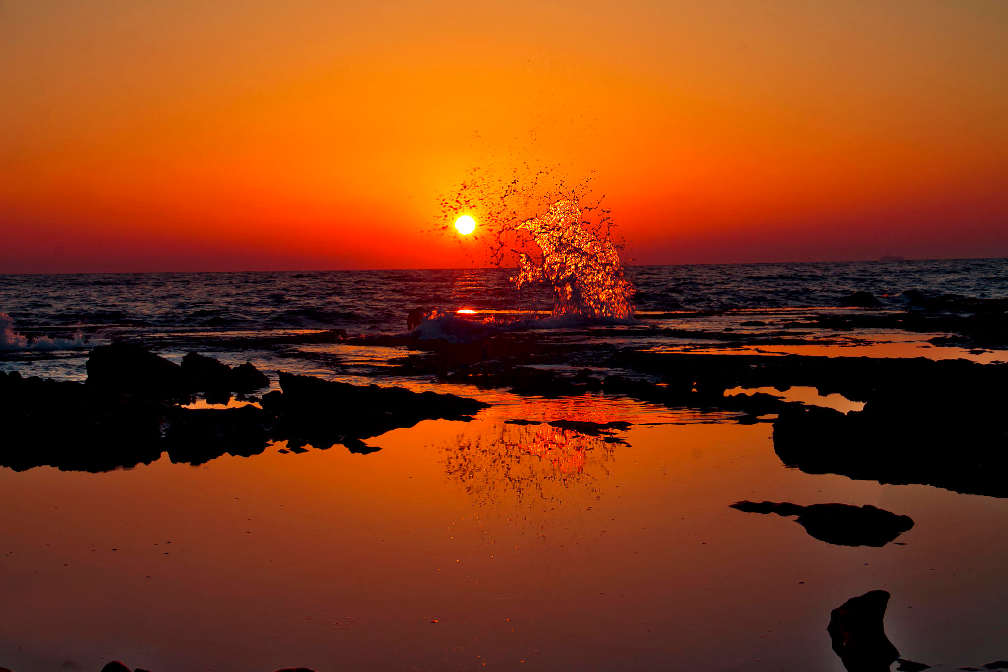 Free photo The splash of a wave at sunset