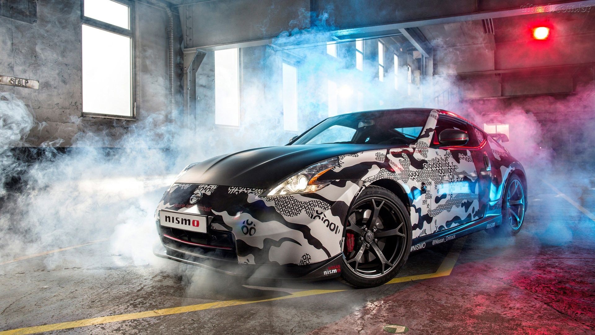 Free photo Nissan 370Z in a smoky garage.