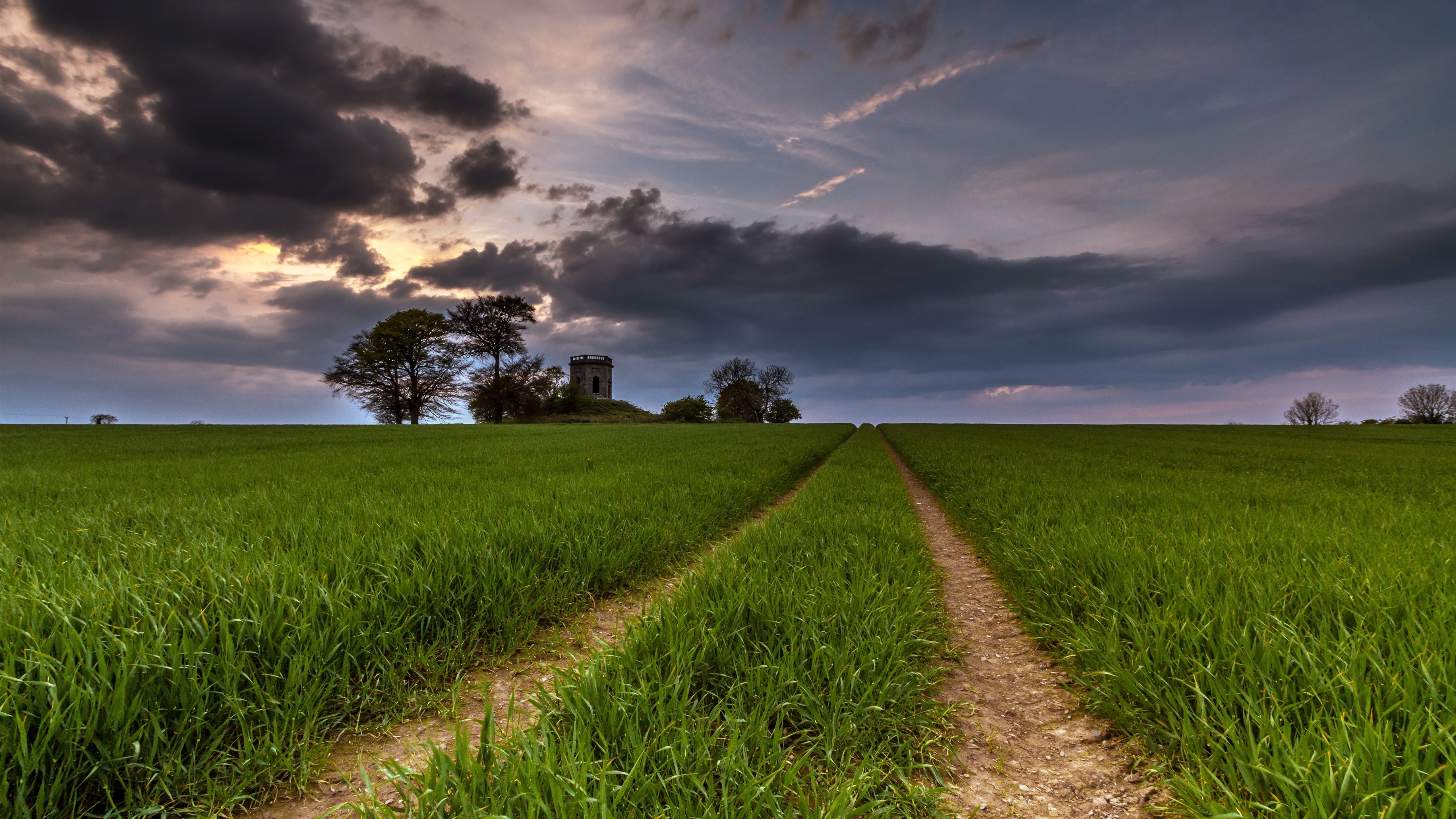 Бесплатное фото Красивая загородная местность с полем
