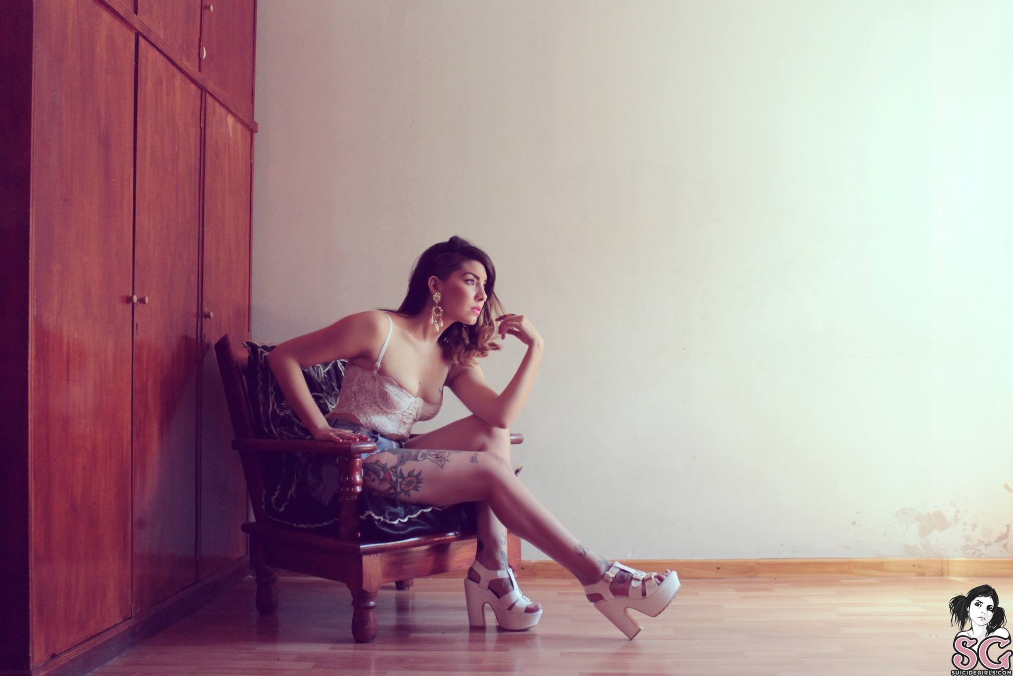 Обои модель блондинка сидя на рабочий стол