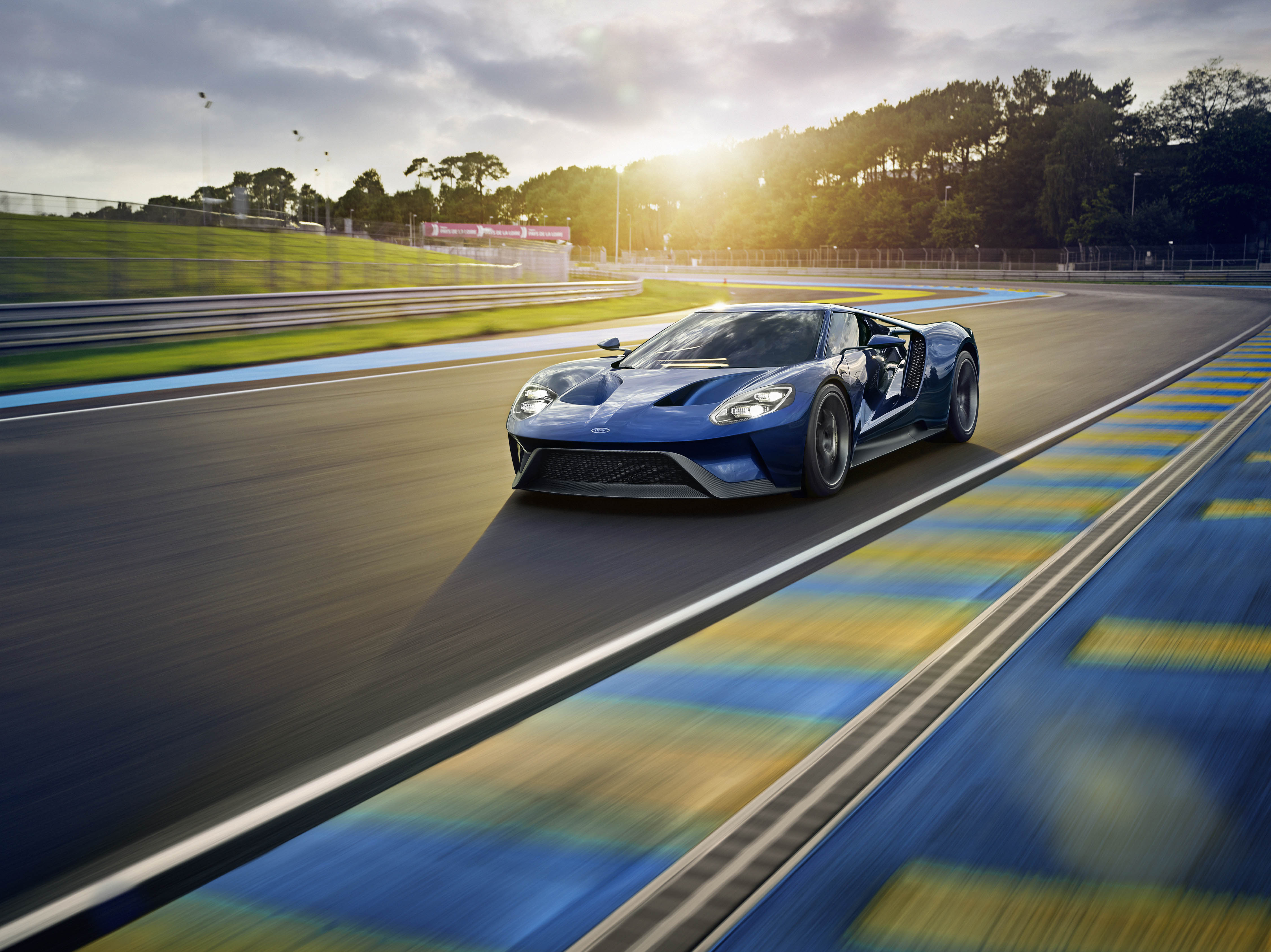 Бесплатное фото Ford GT 2018 года синего цвета на закате