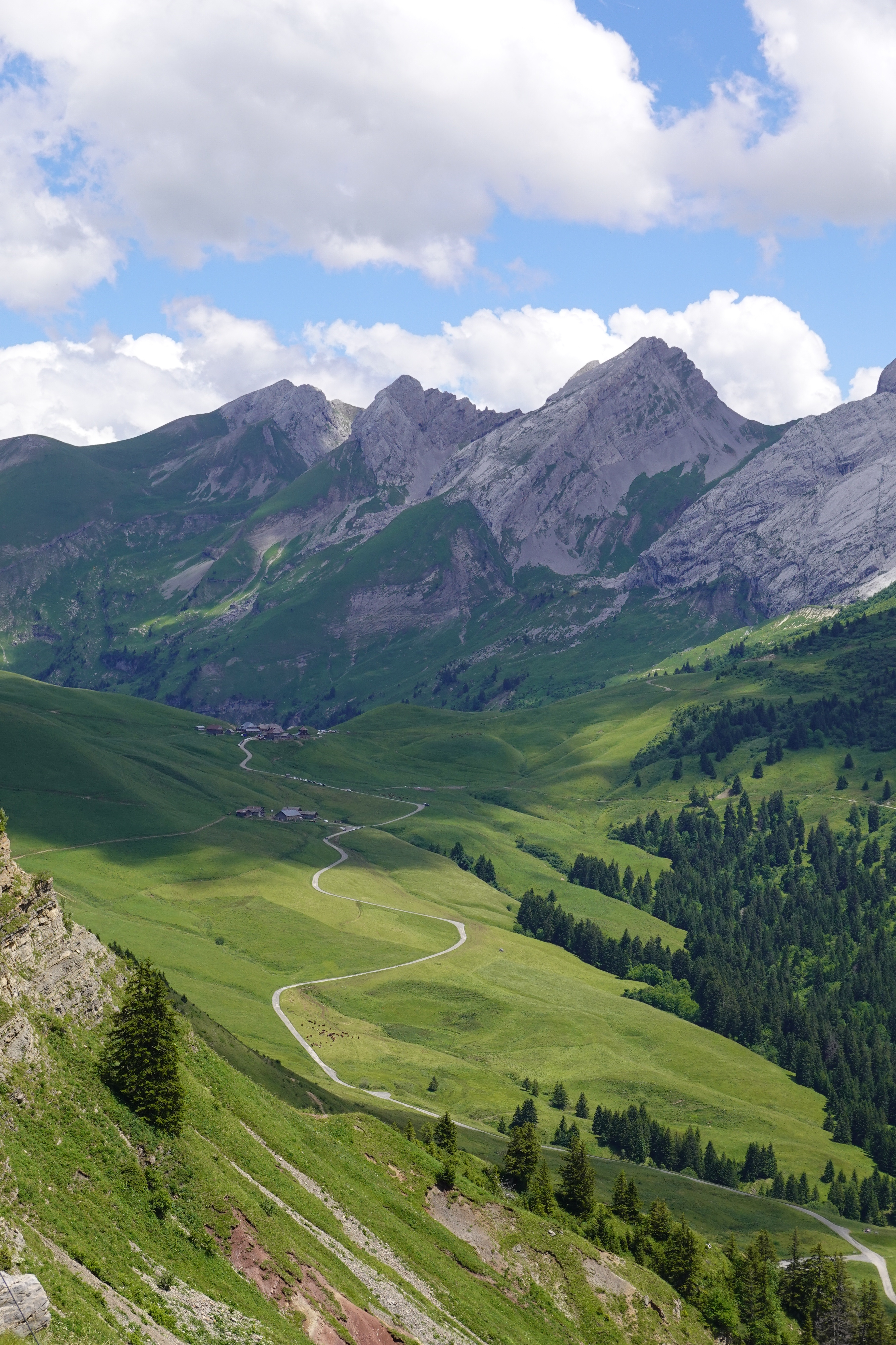 Free photo Green plains at the foot of the mountains