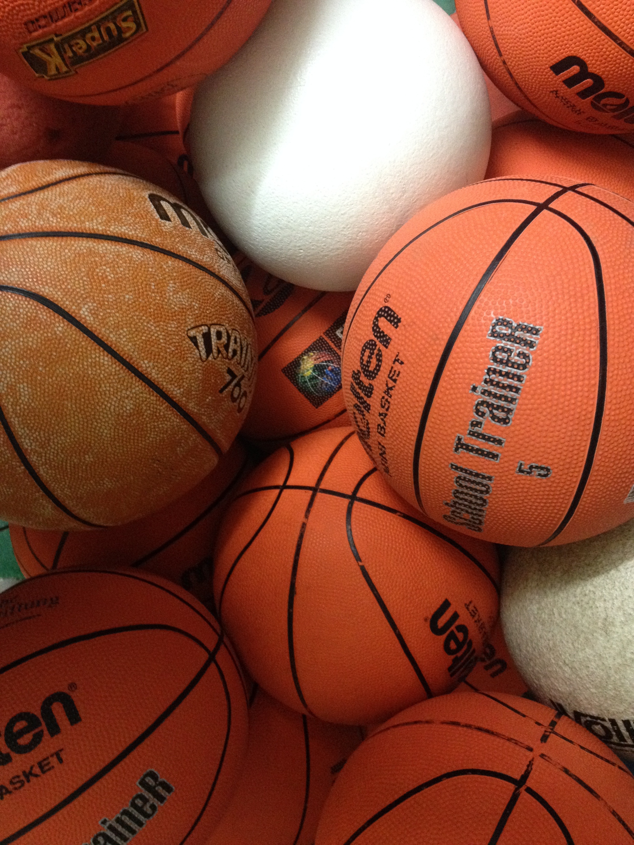 一堆篮球