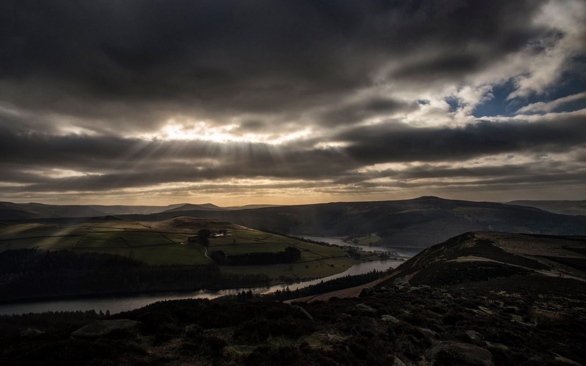 桌面上的壁纸云层 天气 斜阳