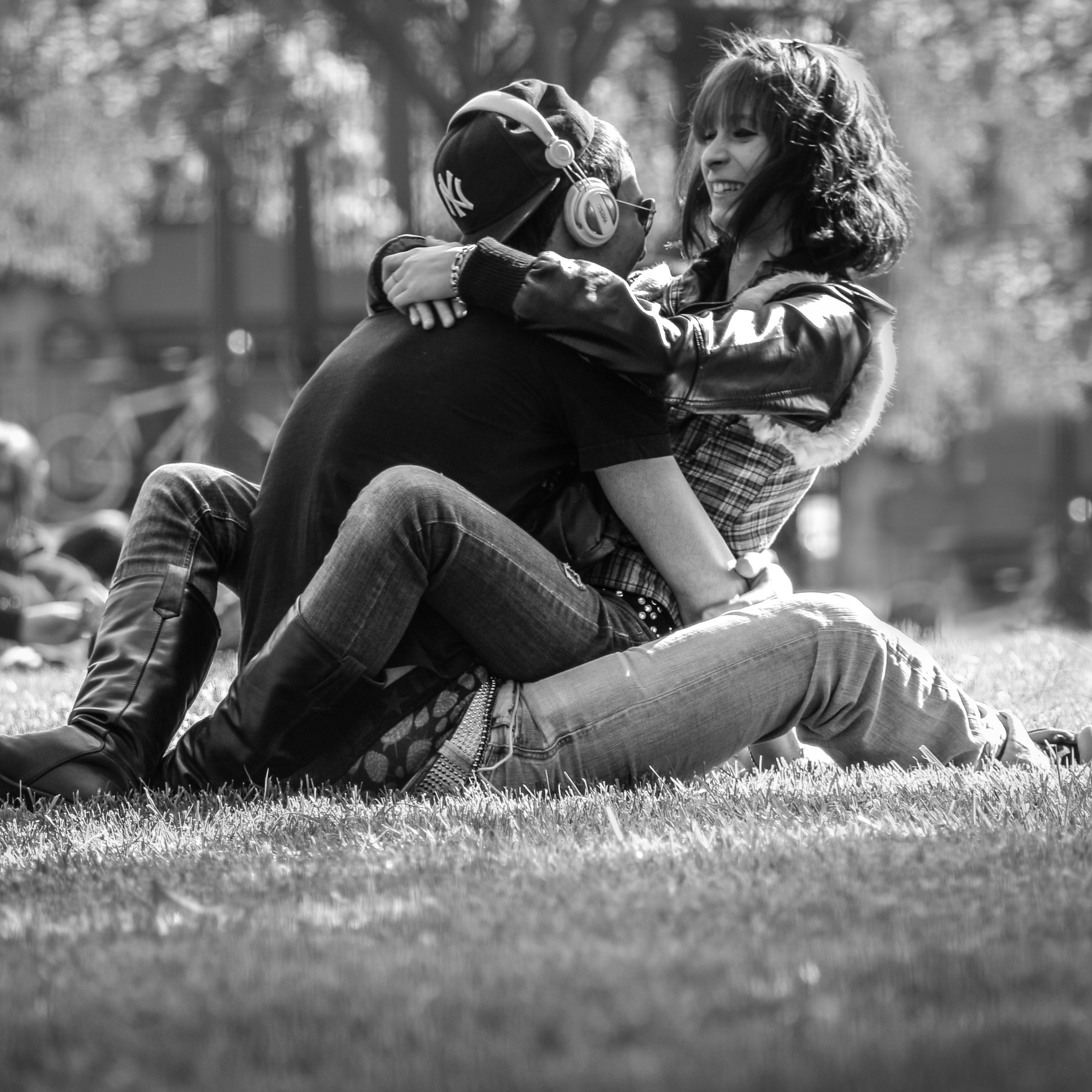 Free photo A couple in love in a monochrome photo