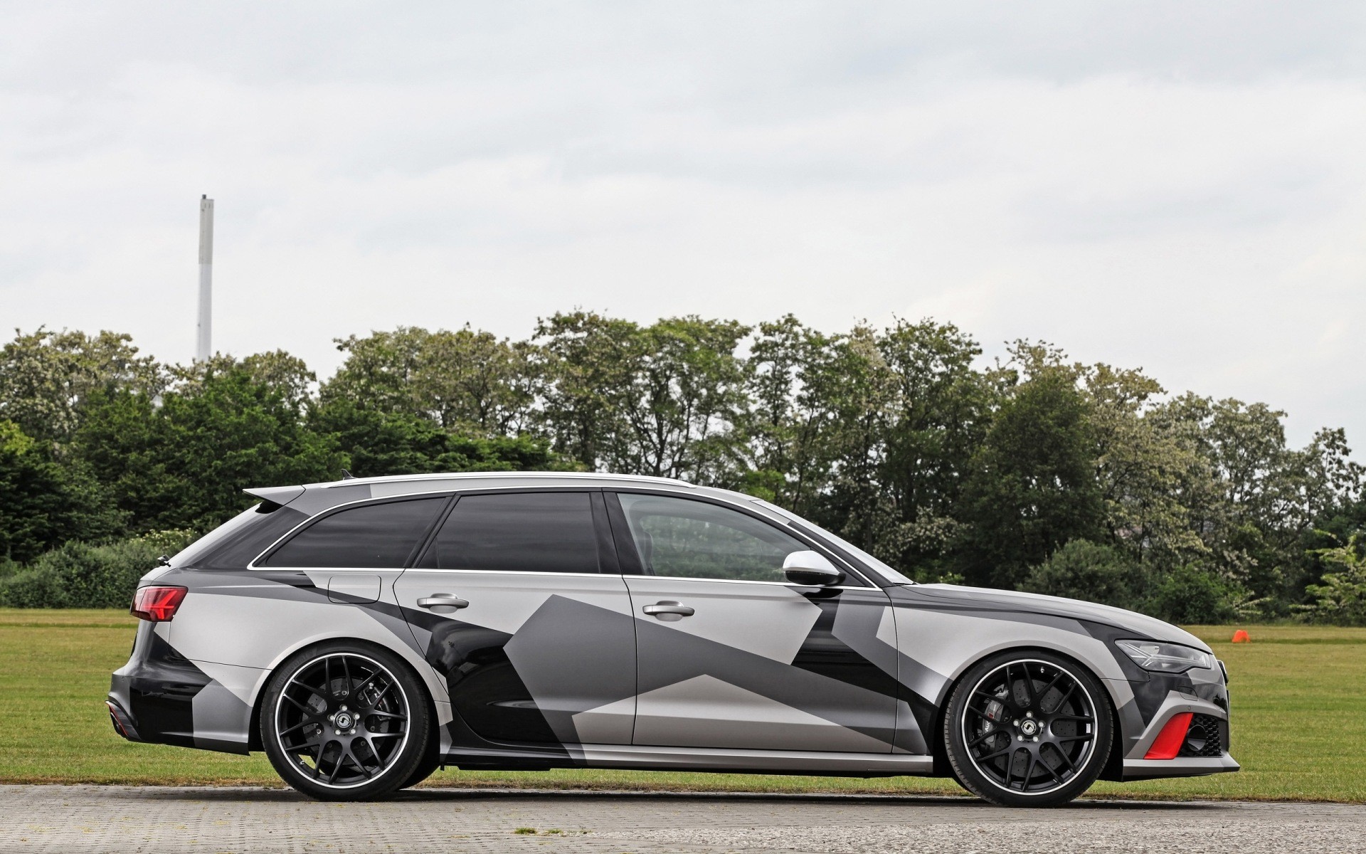 Free photo Audi Rs6 in unusual camouflage