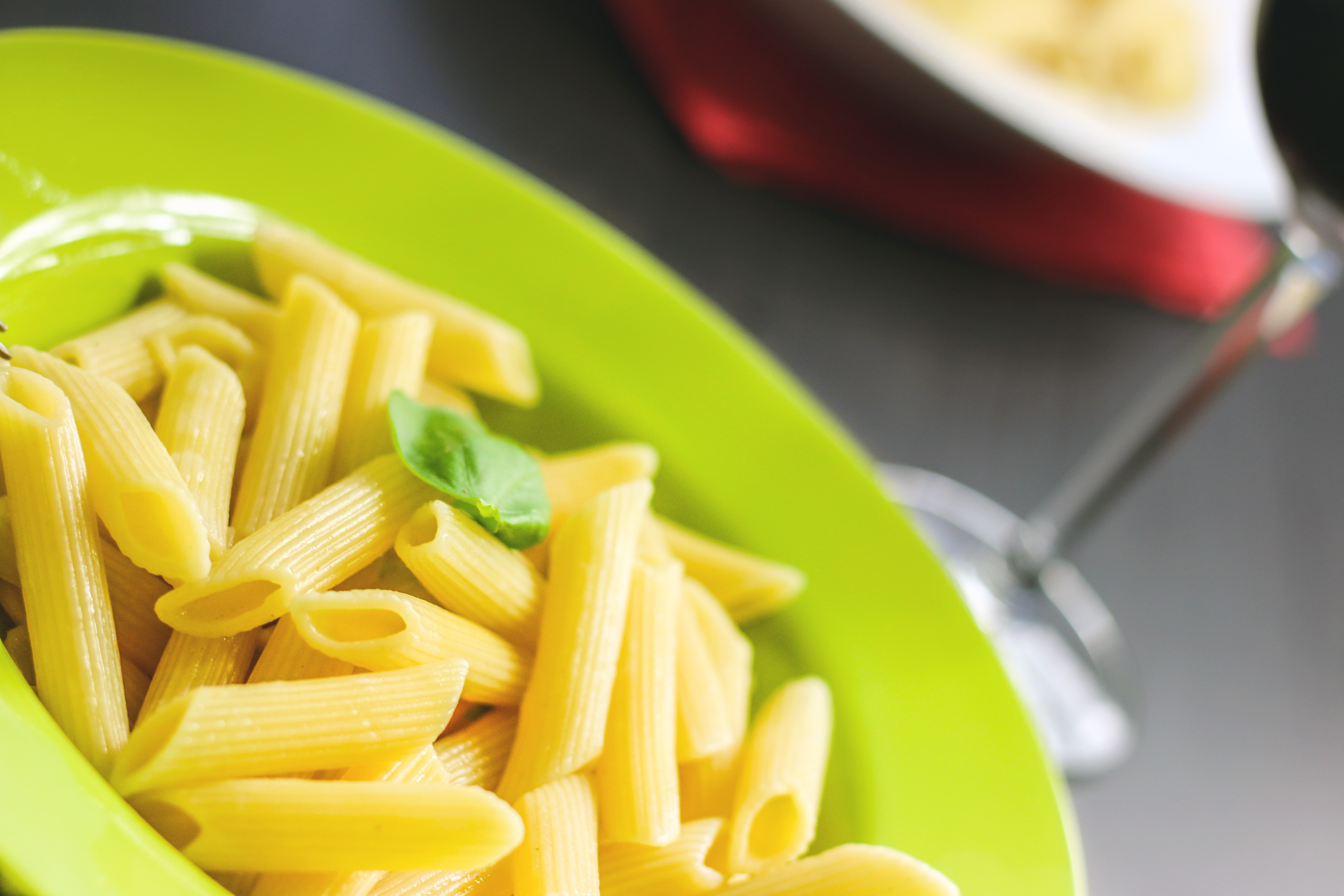 Free photo Pasta on a green plate.