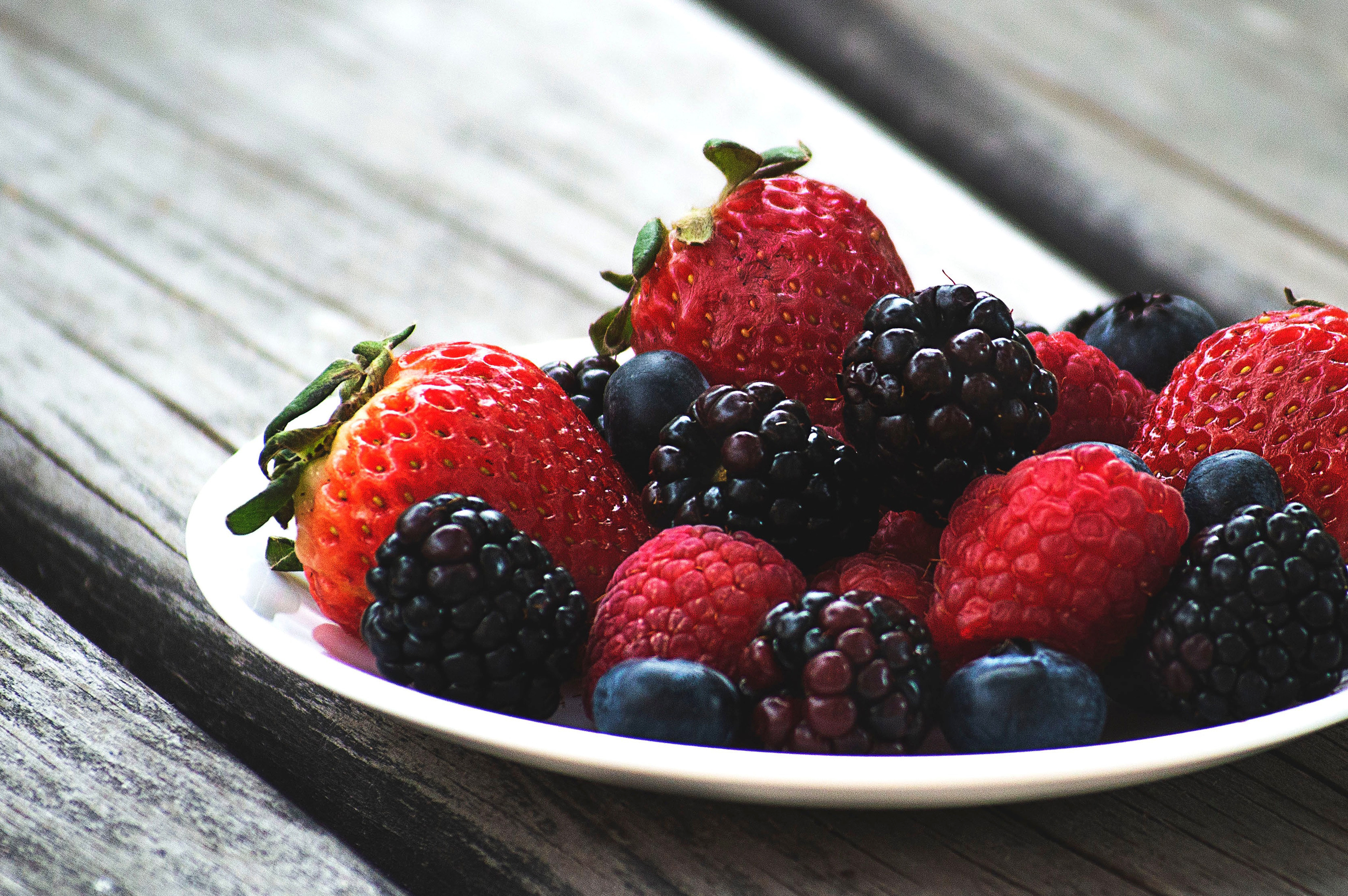 Free photo Various berries on the plate