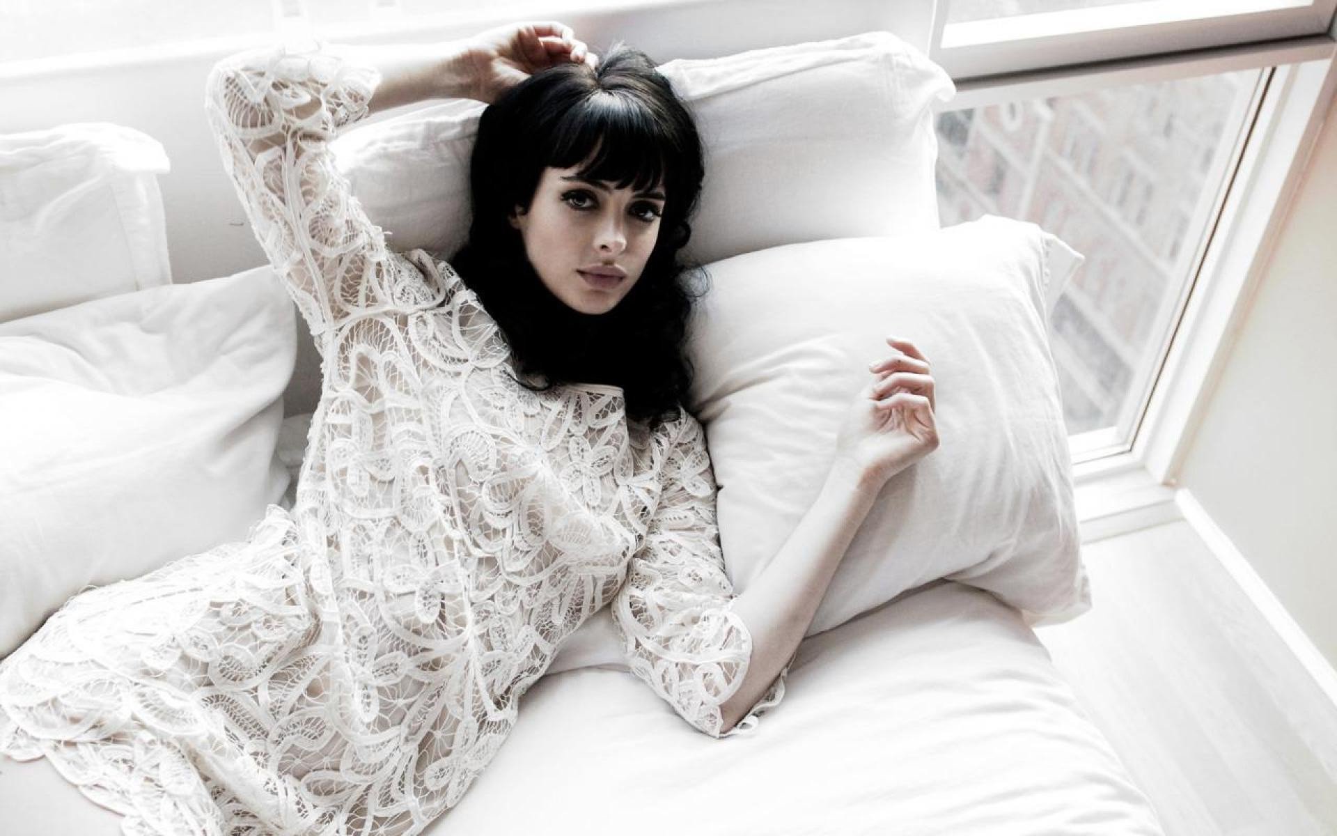 Обои Krysten Ritter кровать платье на рабочий стол