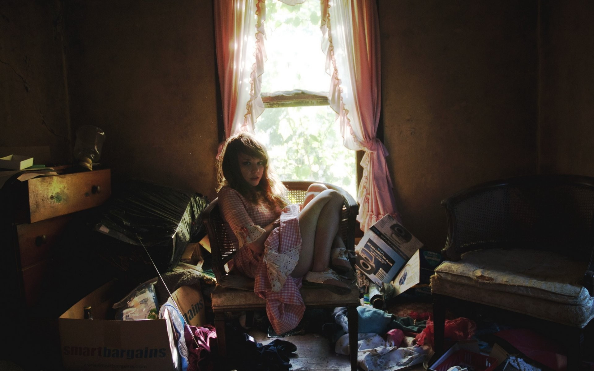 桌面上的壁纸房间 女孩 混乱