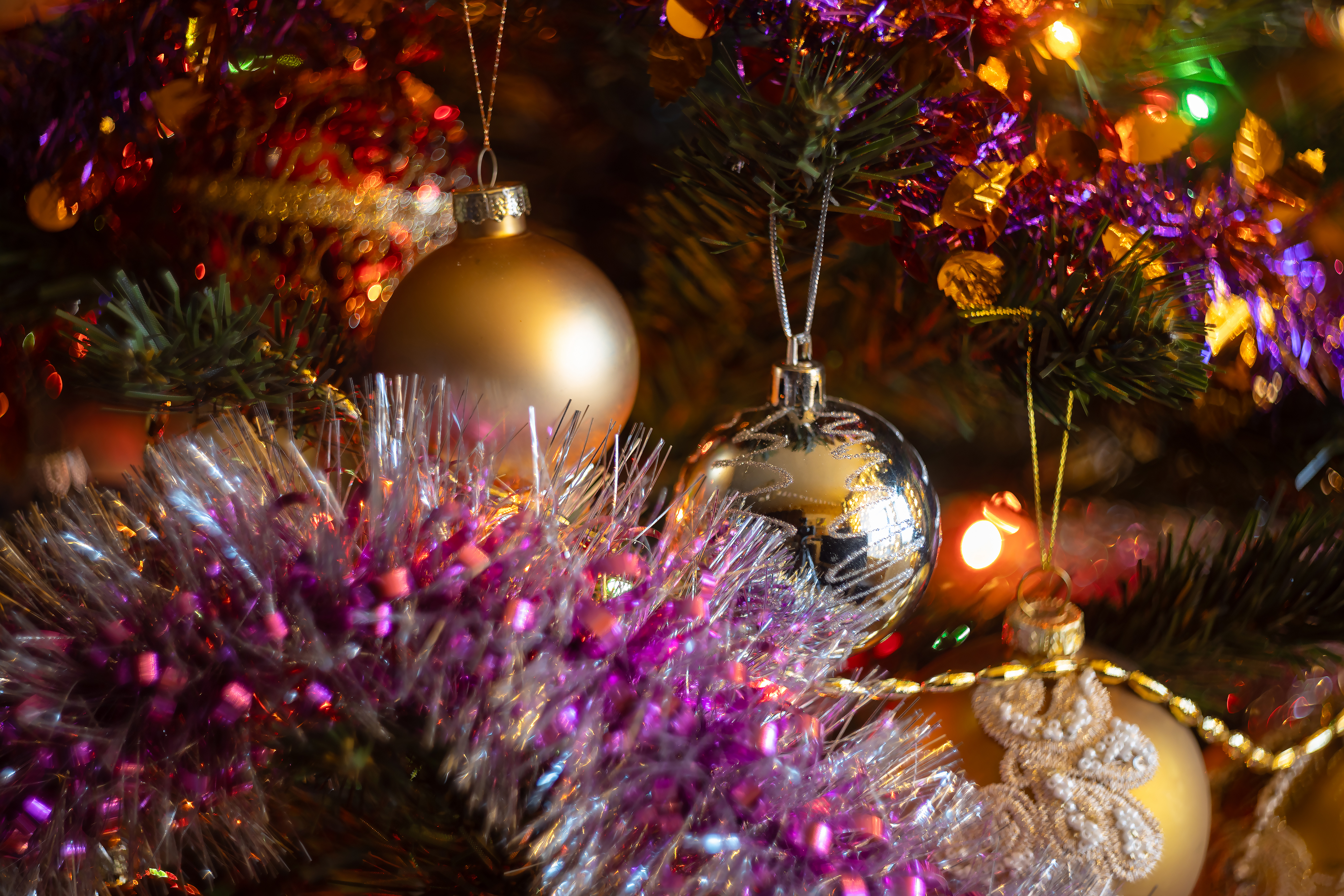 Бесплатное фото Мишура и золотой ёлочный шар