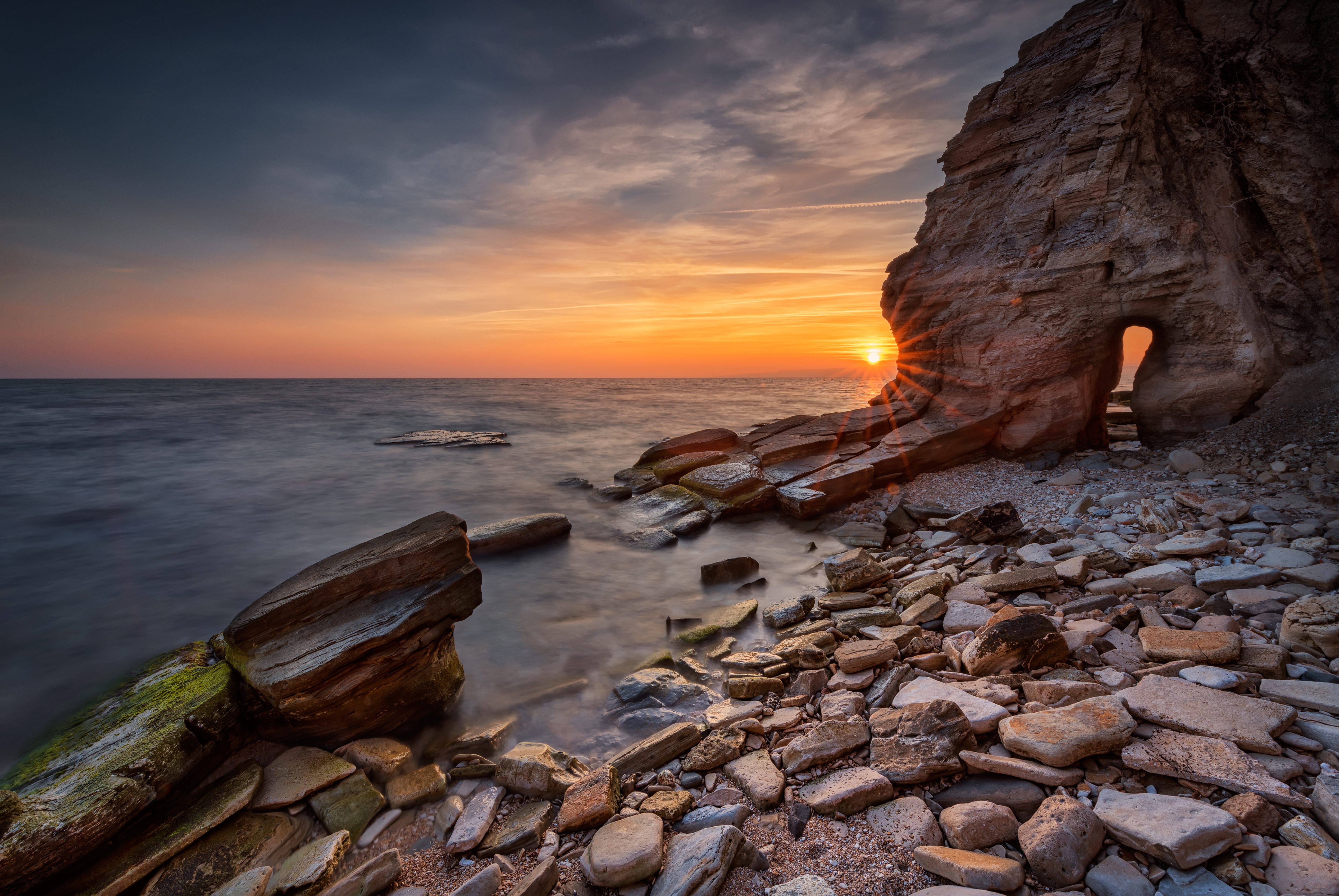 Free photo The cave in the rock by the sea