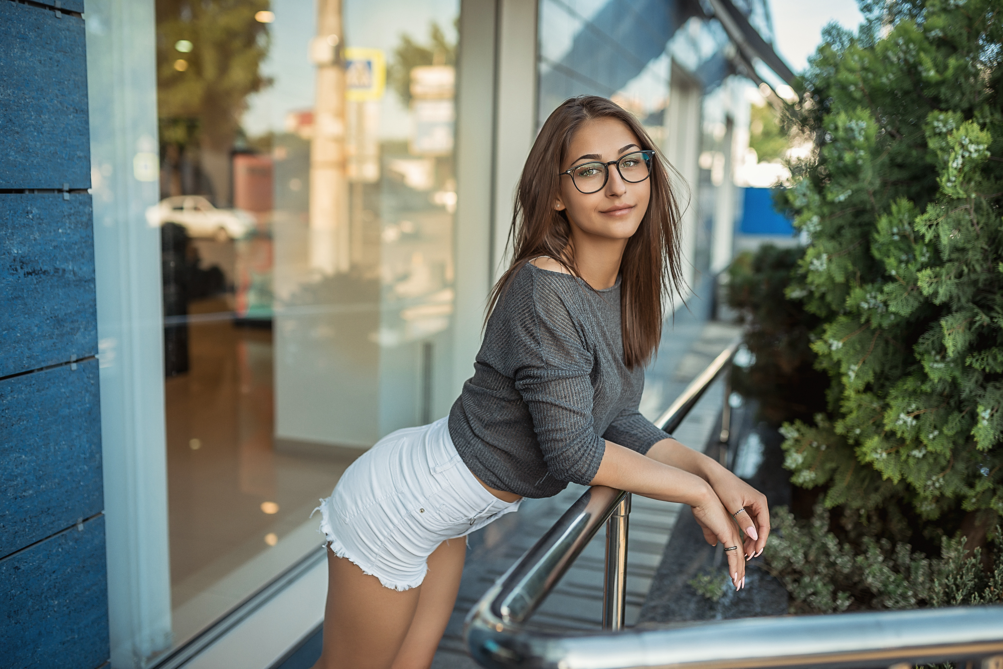 Free photo Girl in short white shorts