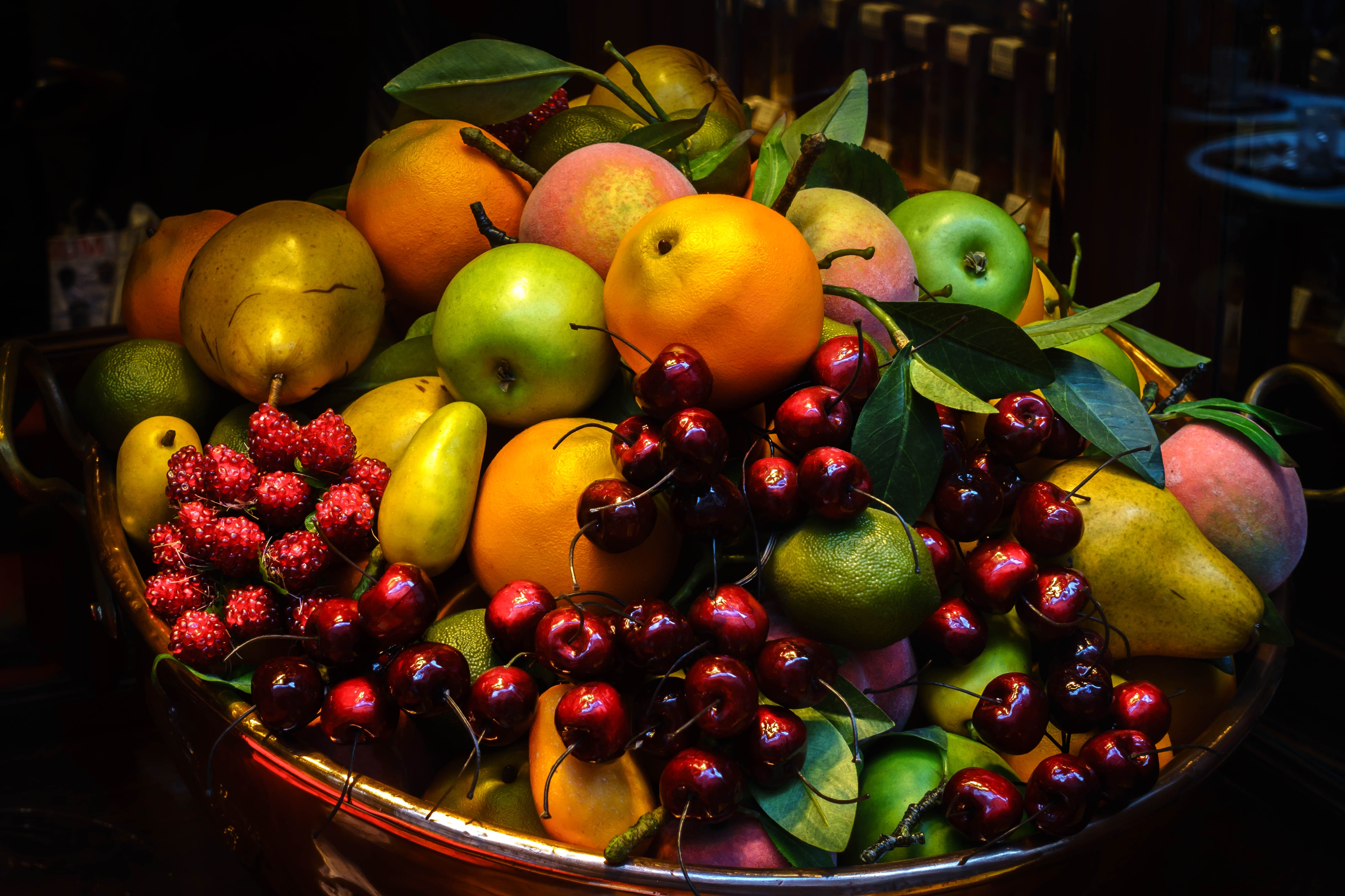 Free photo A large basket of fruit and berries.