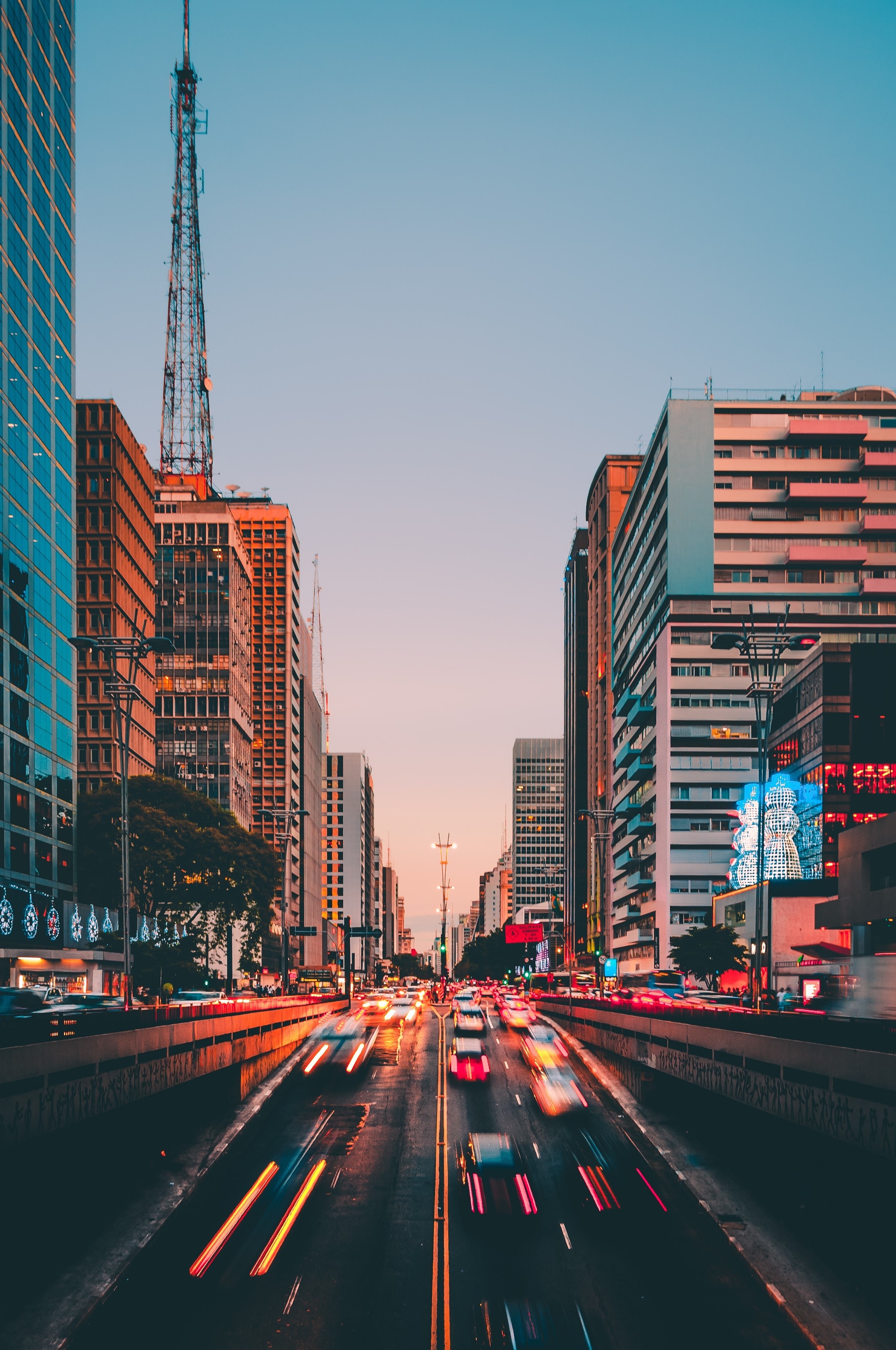 Free photo A picture of heavy automobile traffic in the city