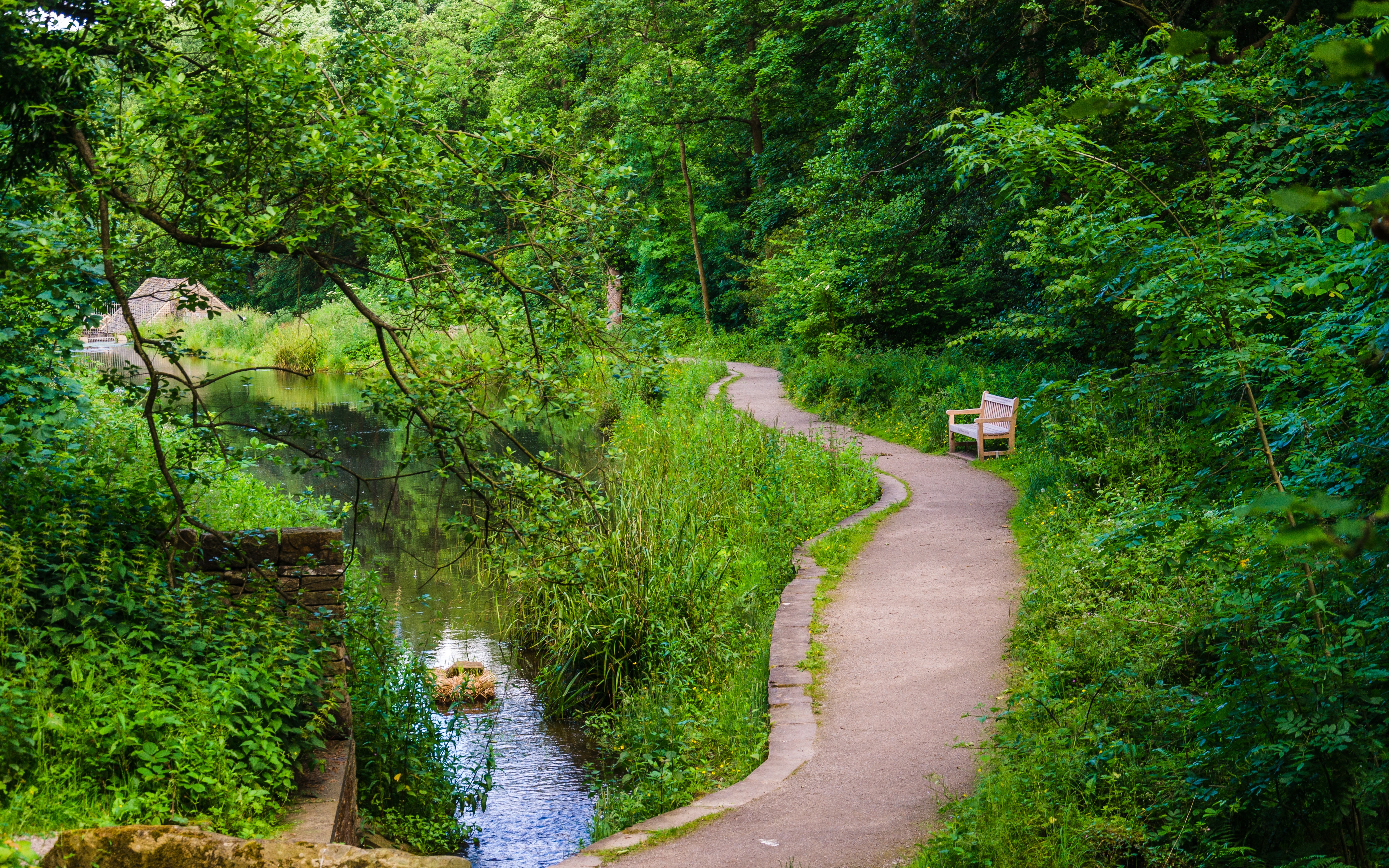 免费照片小桥流水旁的公园长椅