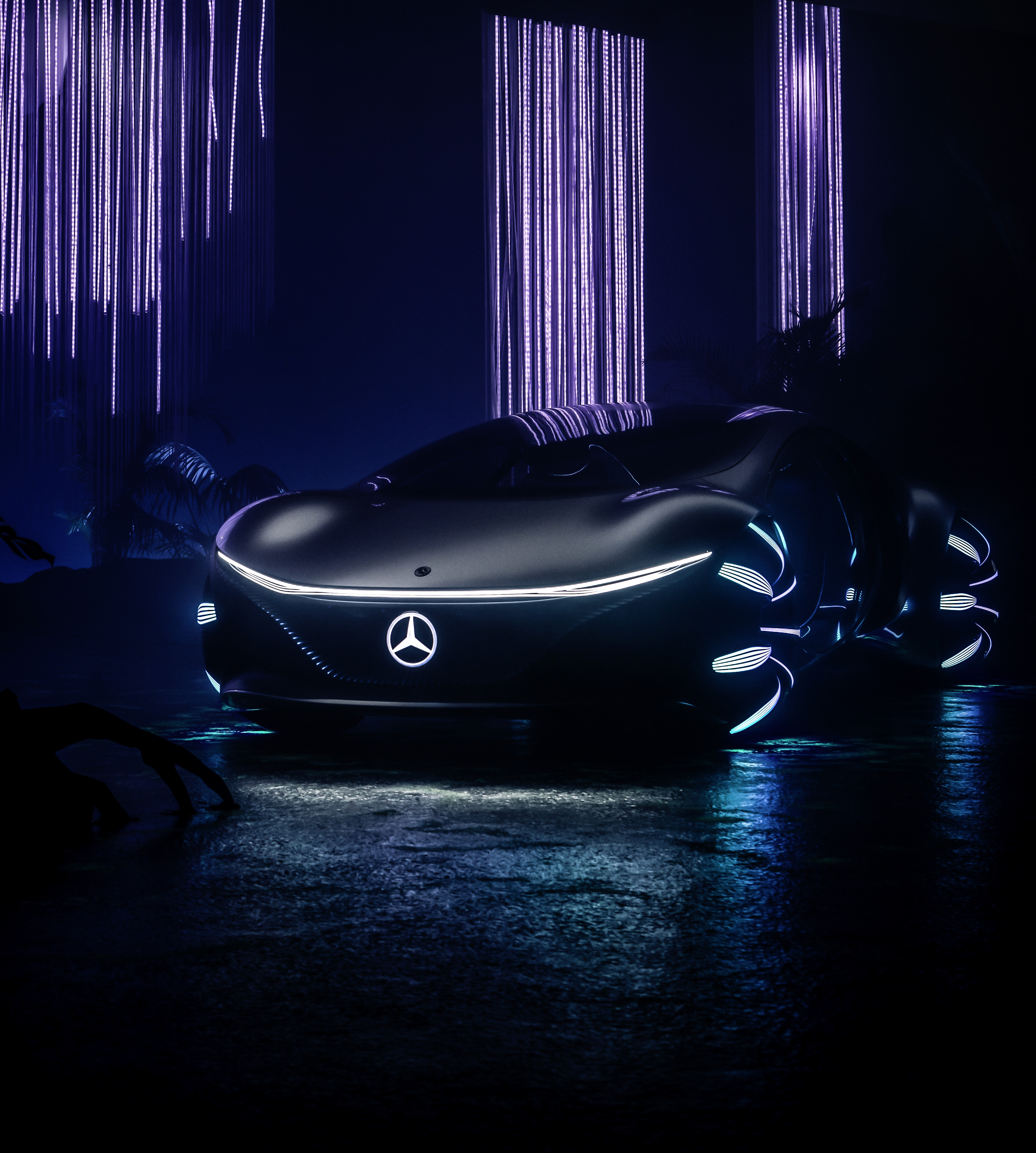 Free photo Mercedes-benz vision avtr 2020 in a dark room