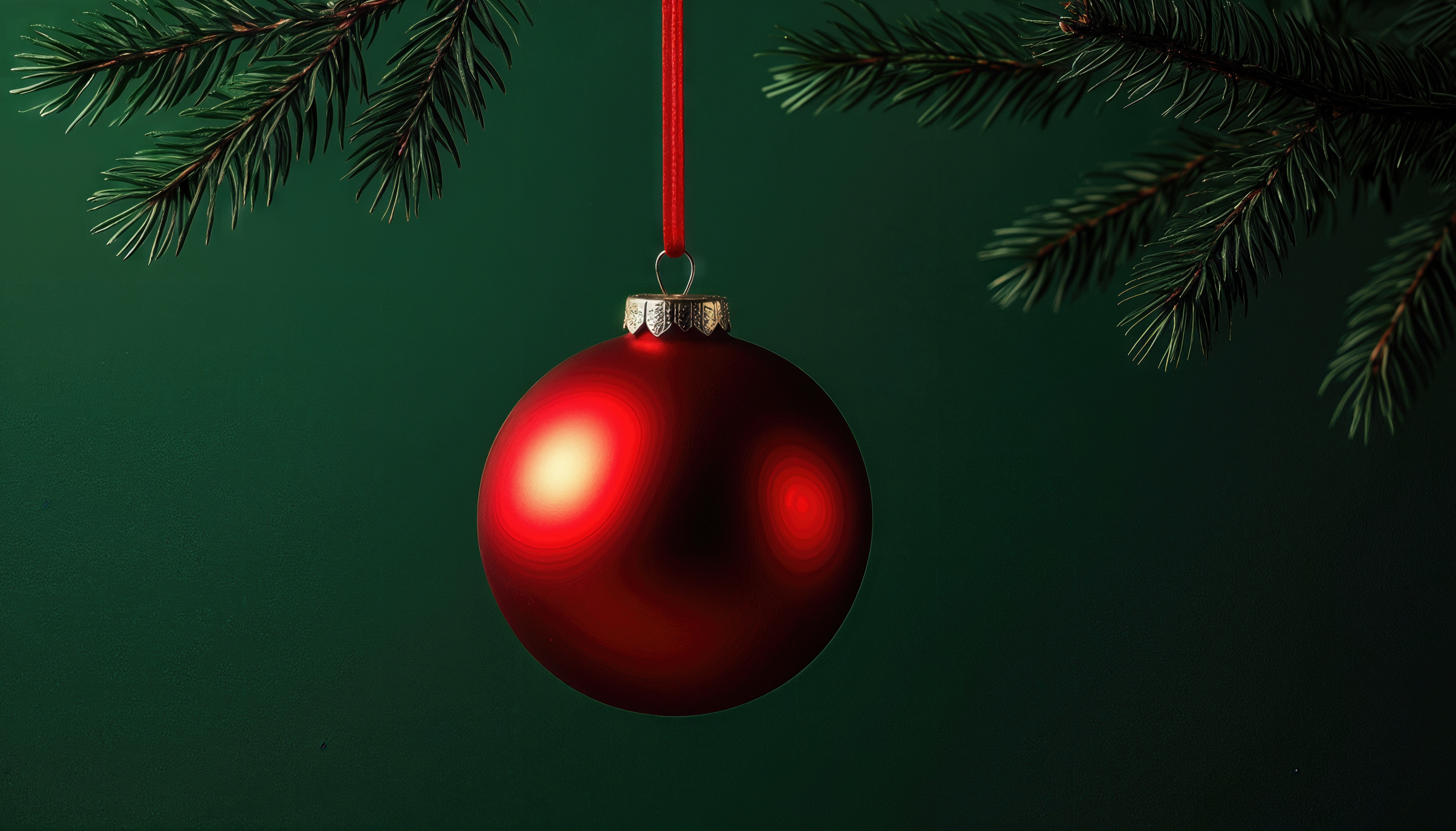 Еловая ветка с роскошным красным шаром.