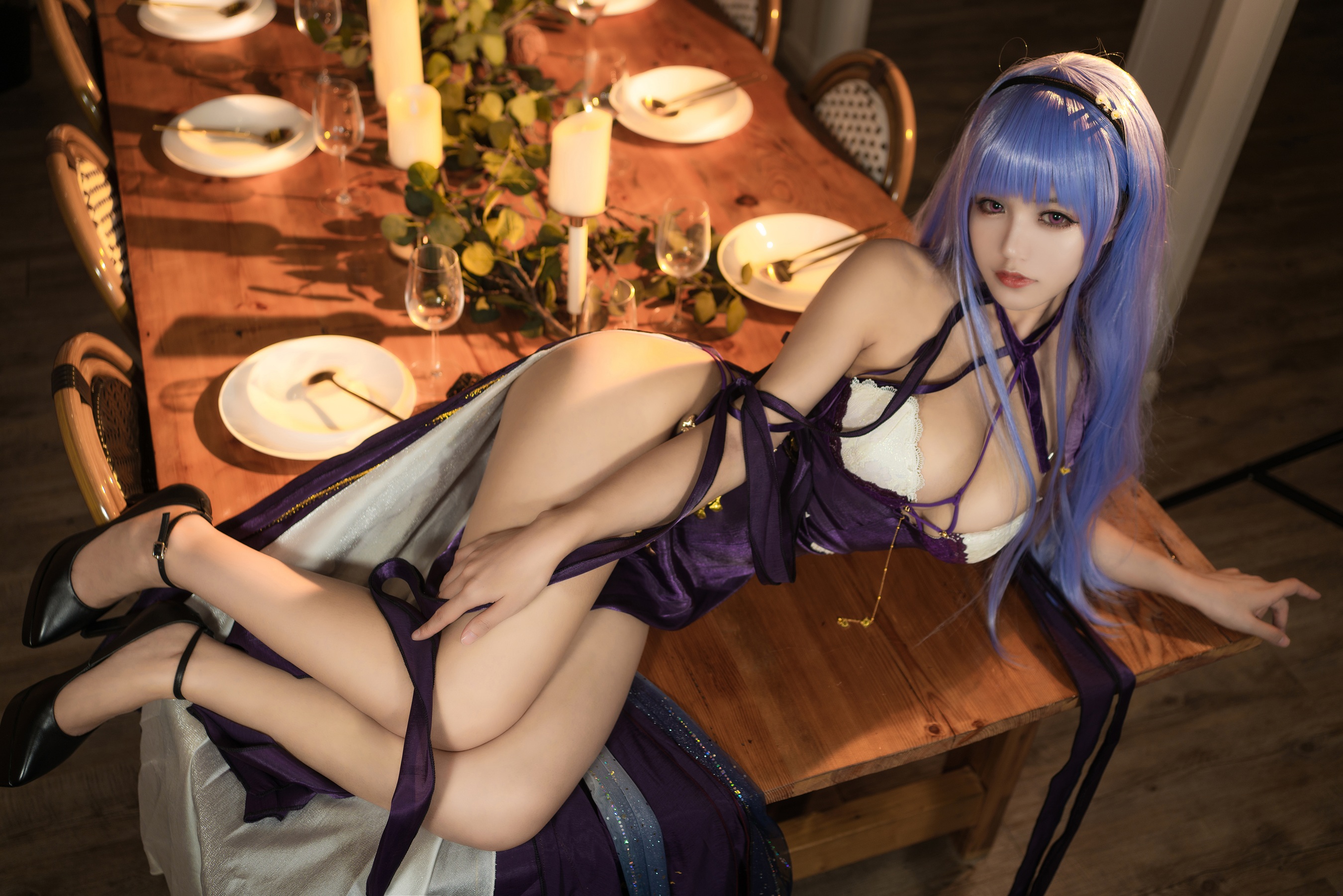 Бесплатное фото Азиатка лежит на столе