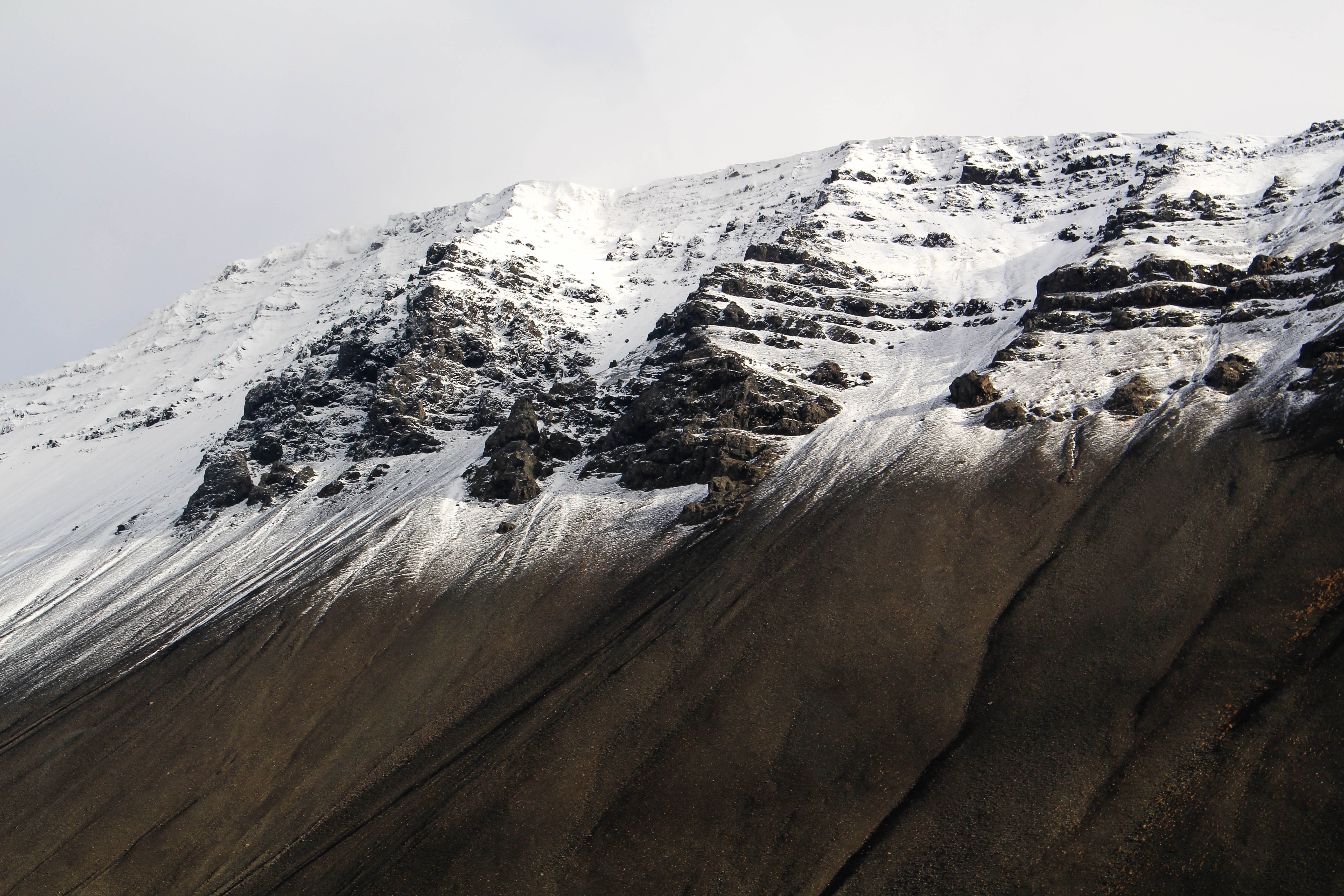 Free photo The snowy ridge of the mountain