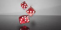 Брошенные игральные кубики красного цвета