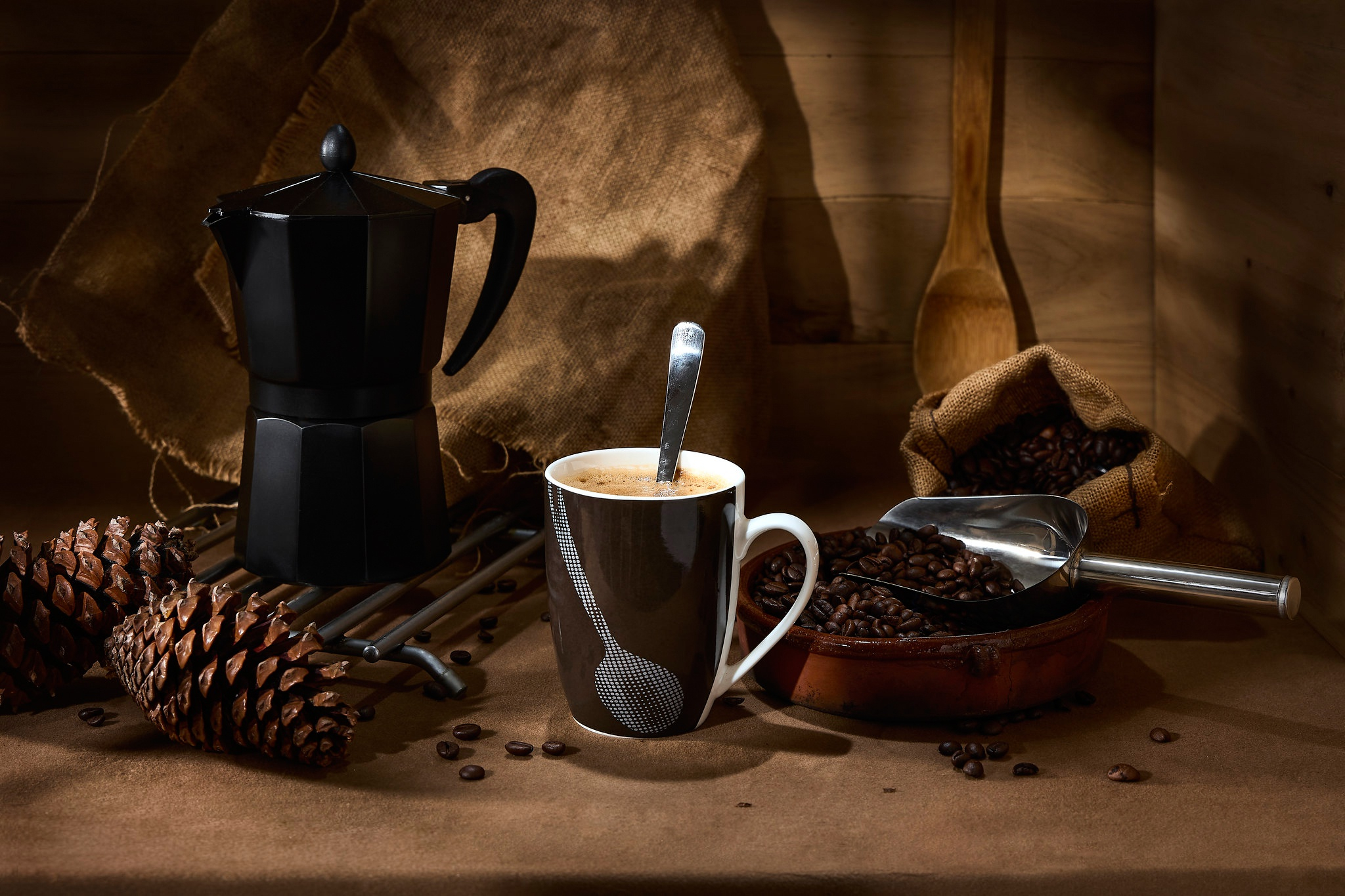 Free photo Coffee beans with a mug of coffee