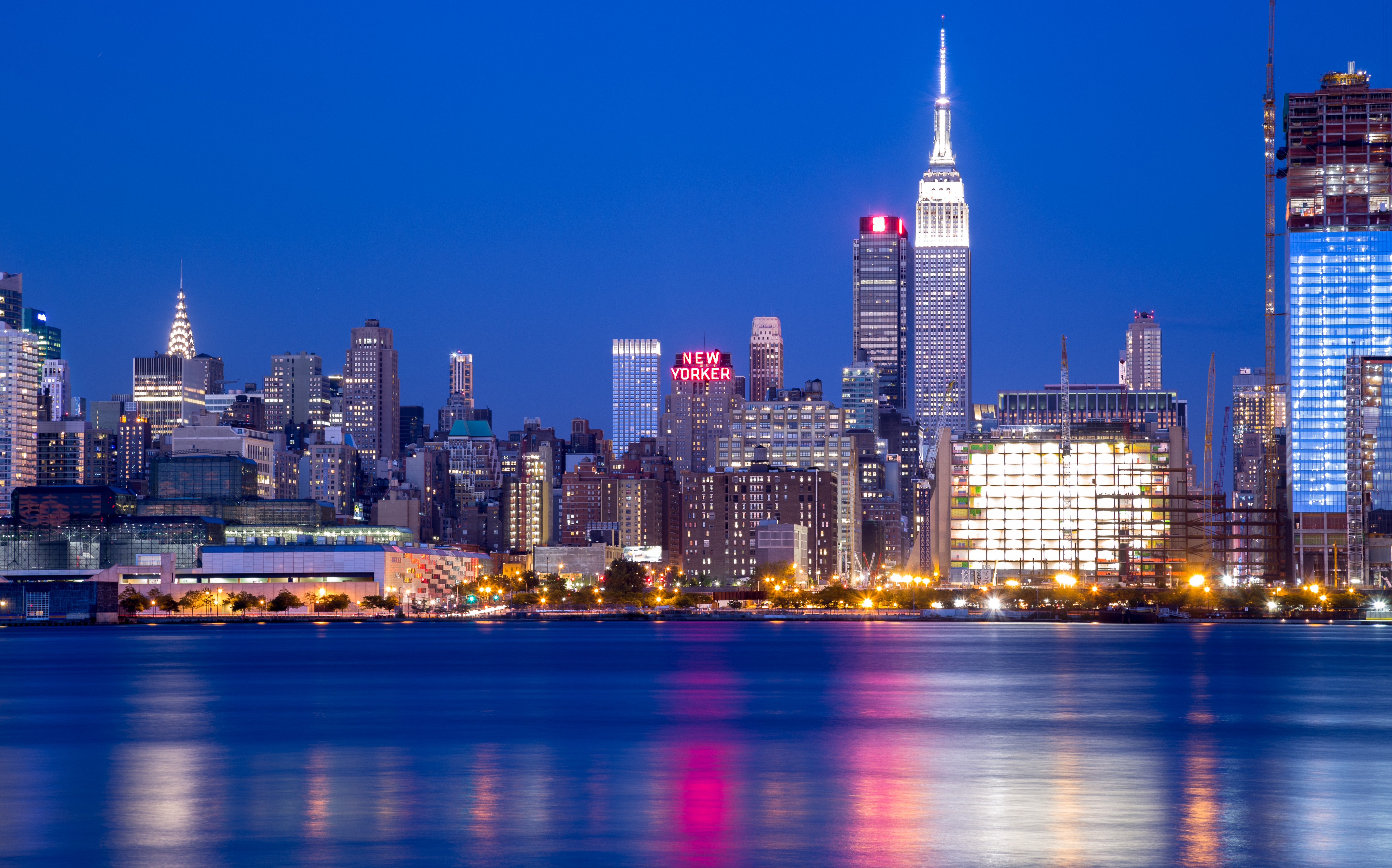 Free photo View of Manhattan from the City River