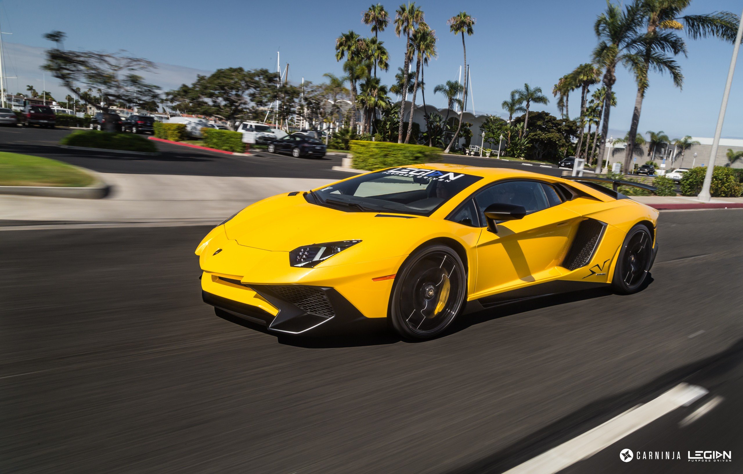 Free photo A yellow Lamborghini Huracan LP610 going at high speed.