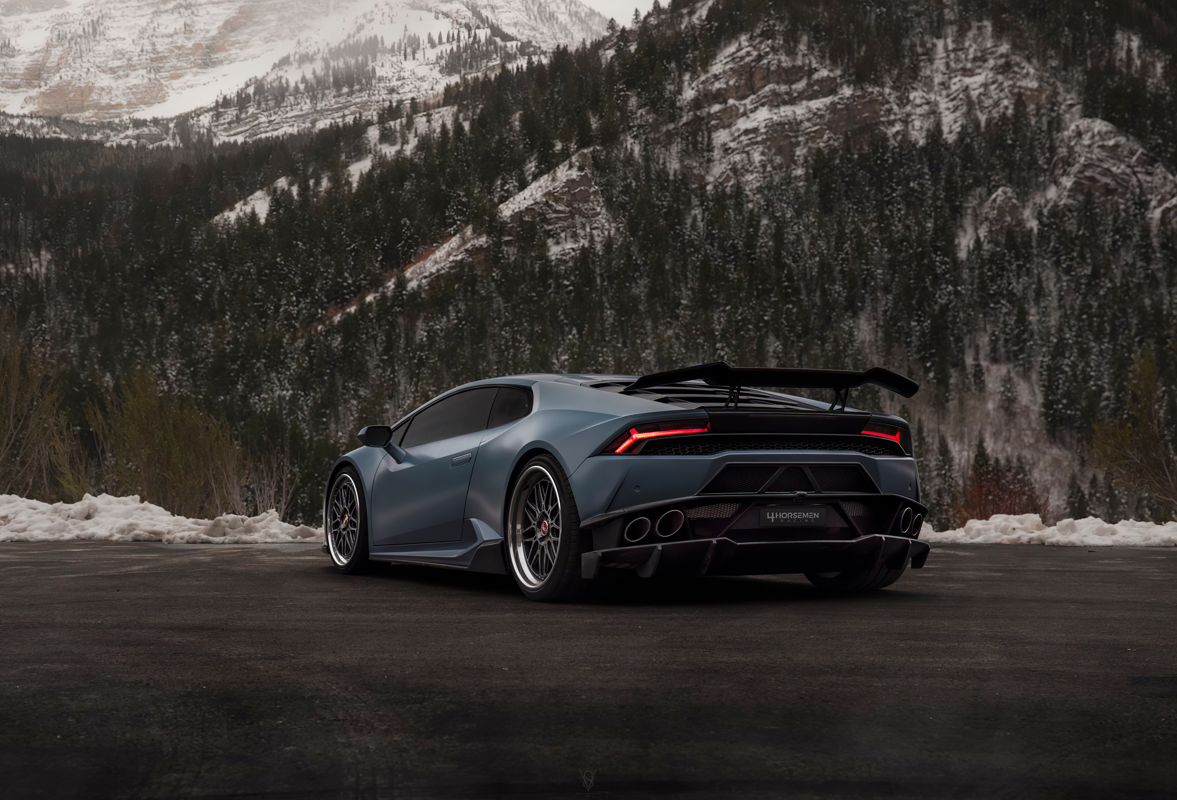 Бесплатное фото Lamborghini Huracan в сером матовом цвете