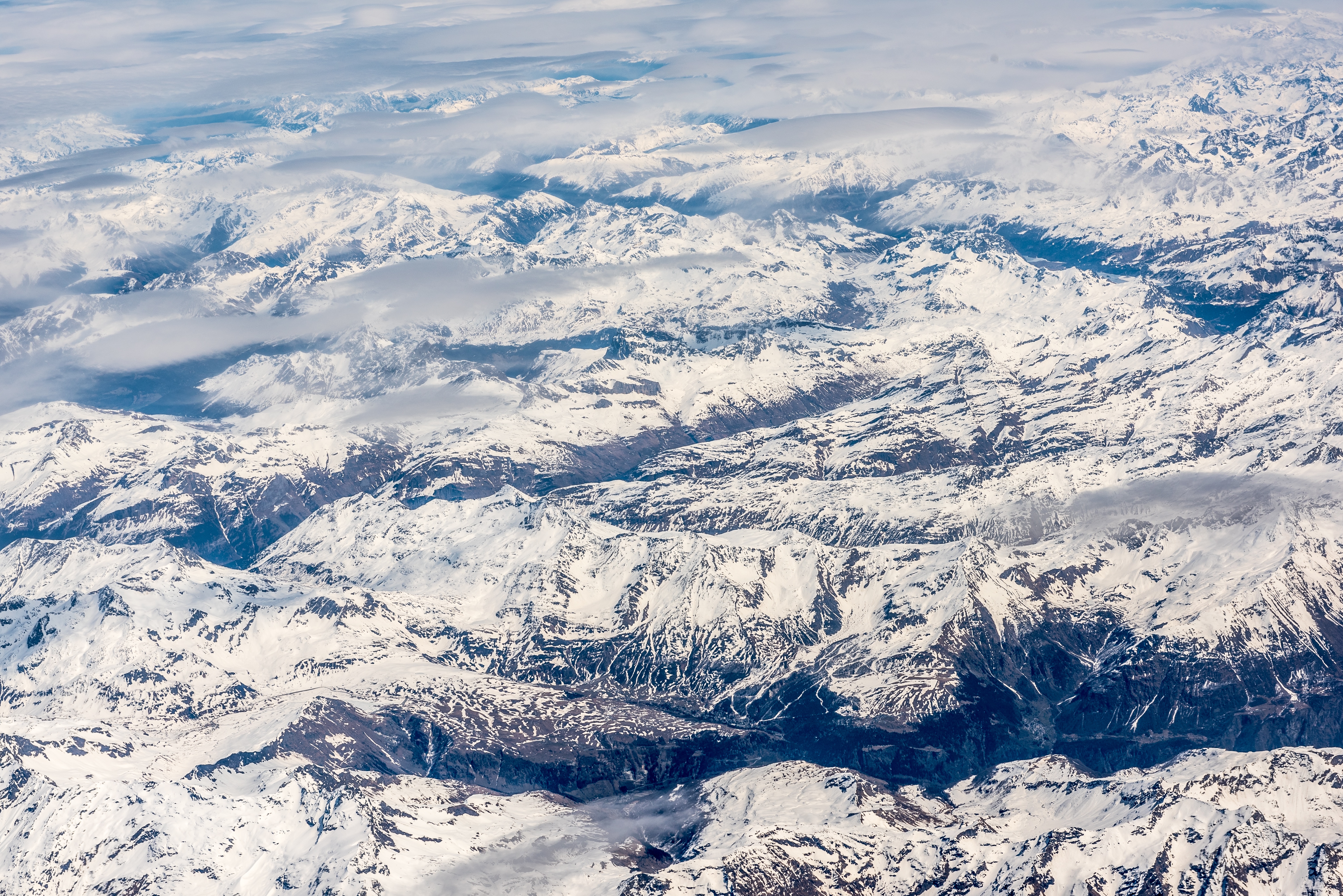 Free photo A bird`s eye view of the snowy mountains