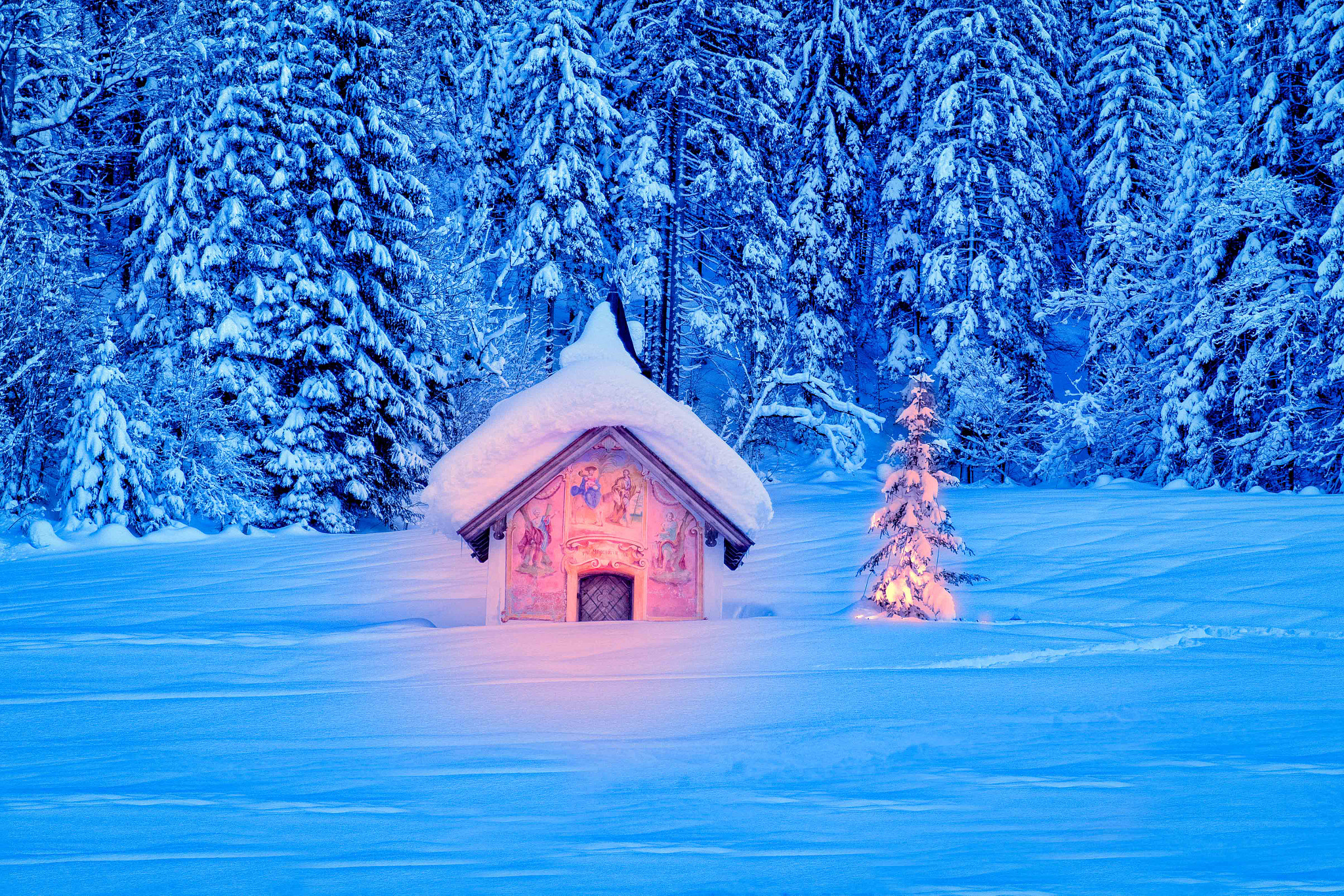 Free photo Beautiful chapel in the Bavarian Alps near Garmisch-Partenkirchen