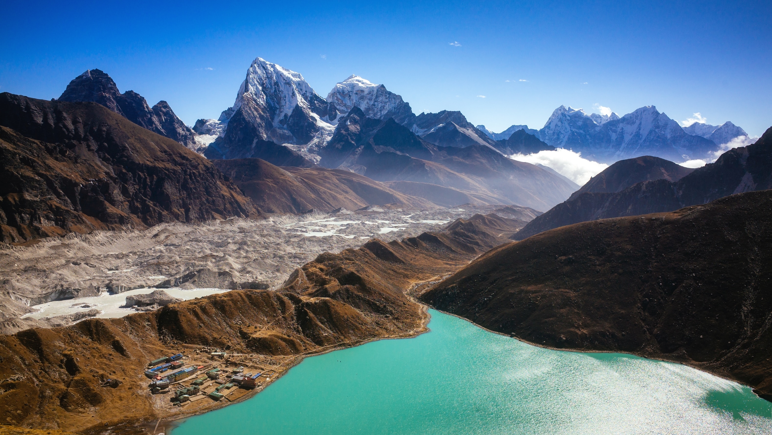 喜马拉雅山脉中的一个绿色小湖泊