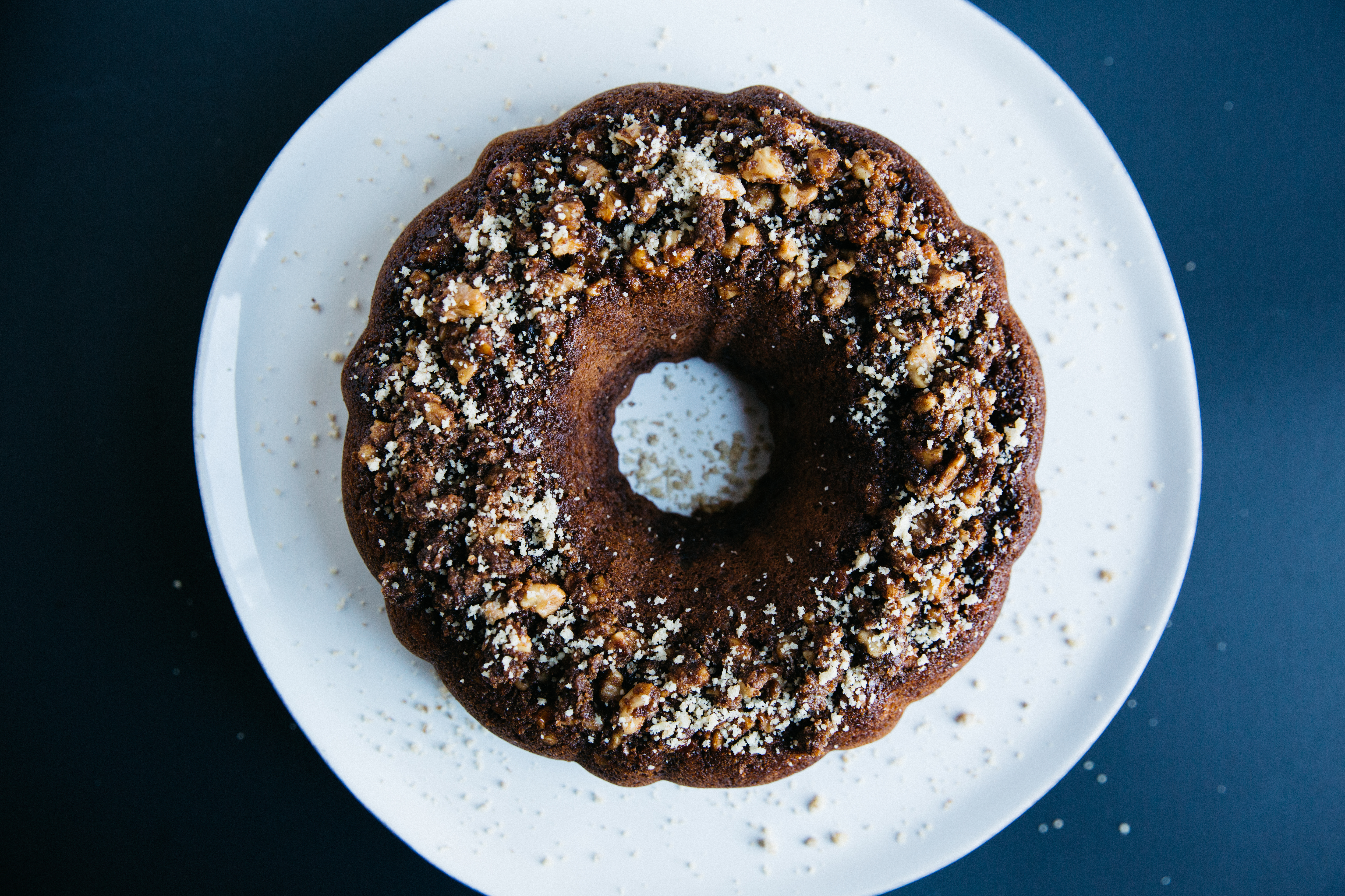 Free photo A delicious chocolate brownie in the form of a bun on a white plate