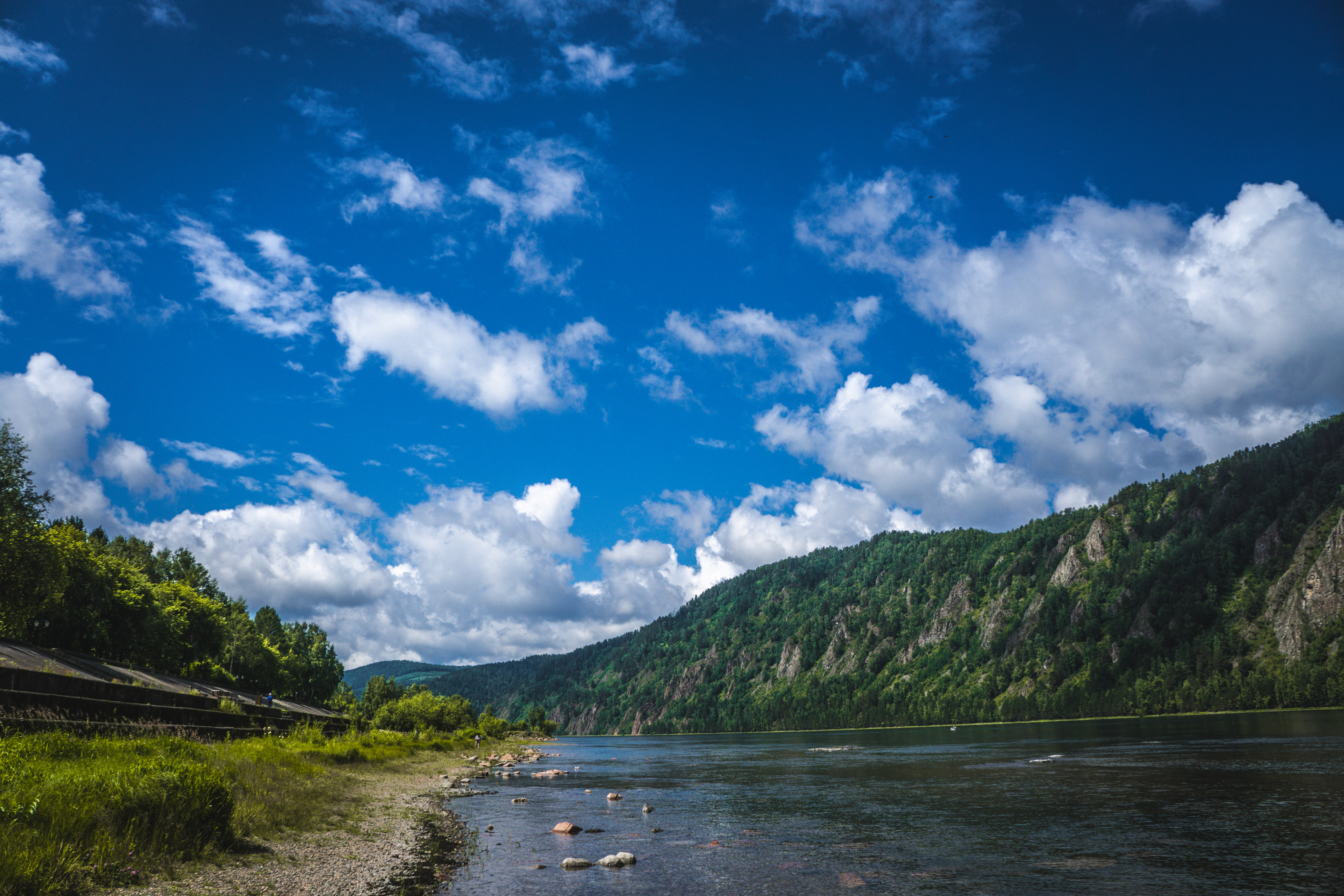 Free photo In Divnogorsk in summer by the river