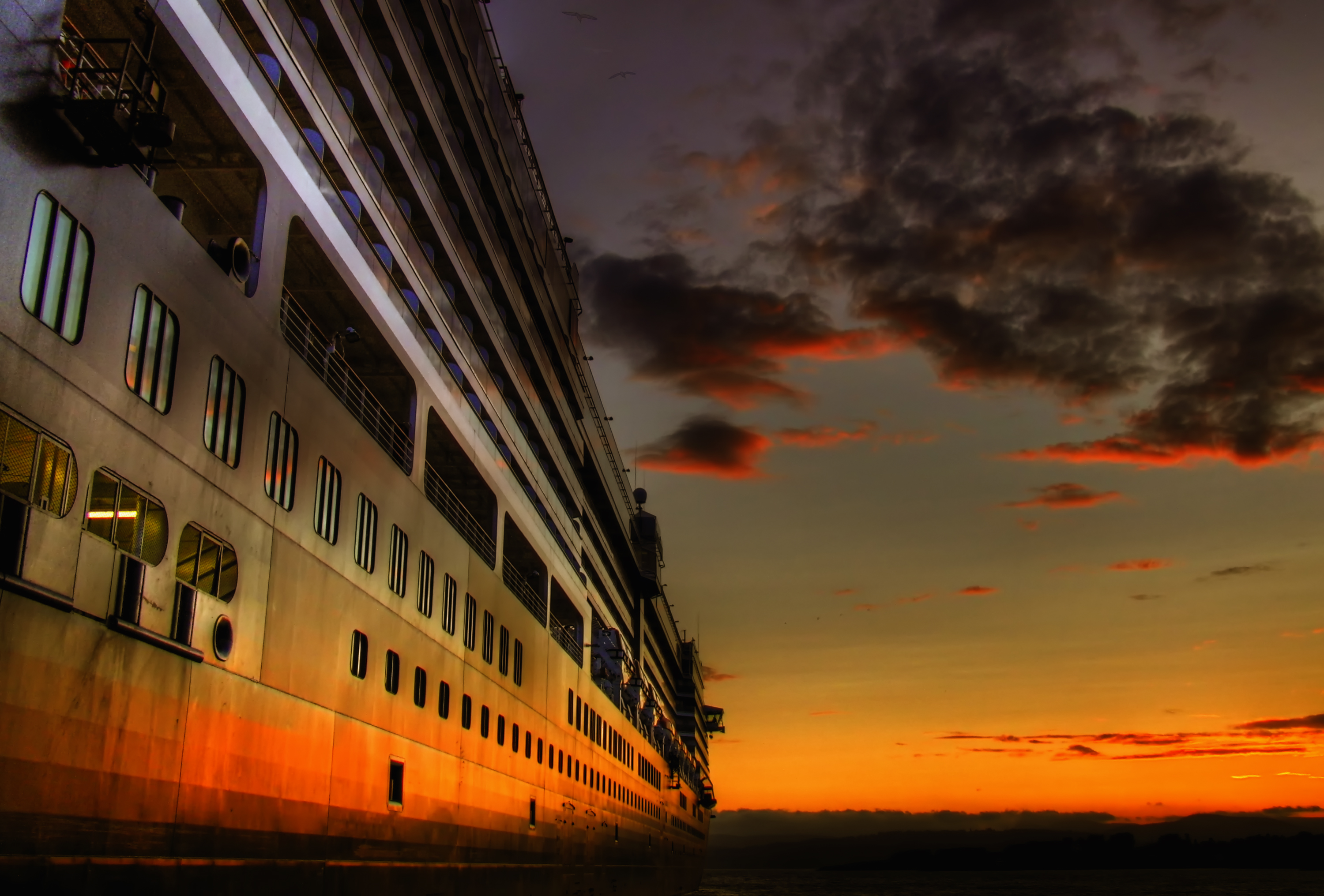 桌面上的壁纸船运 日落 晚上