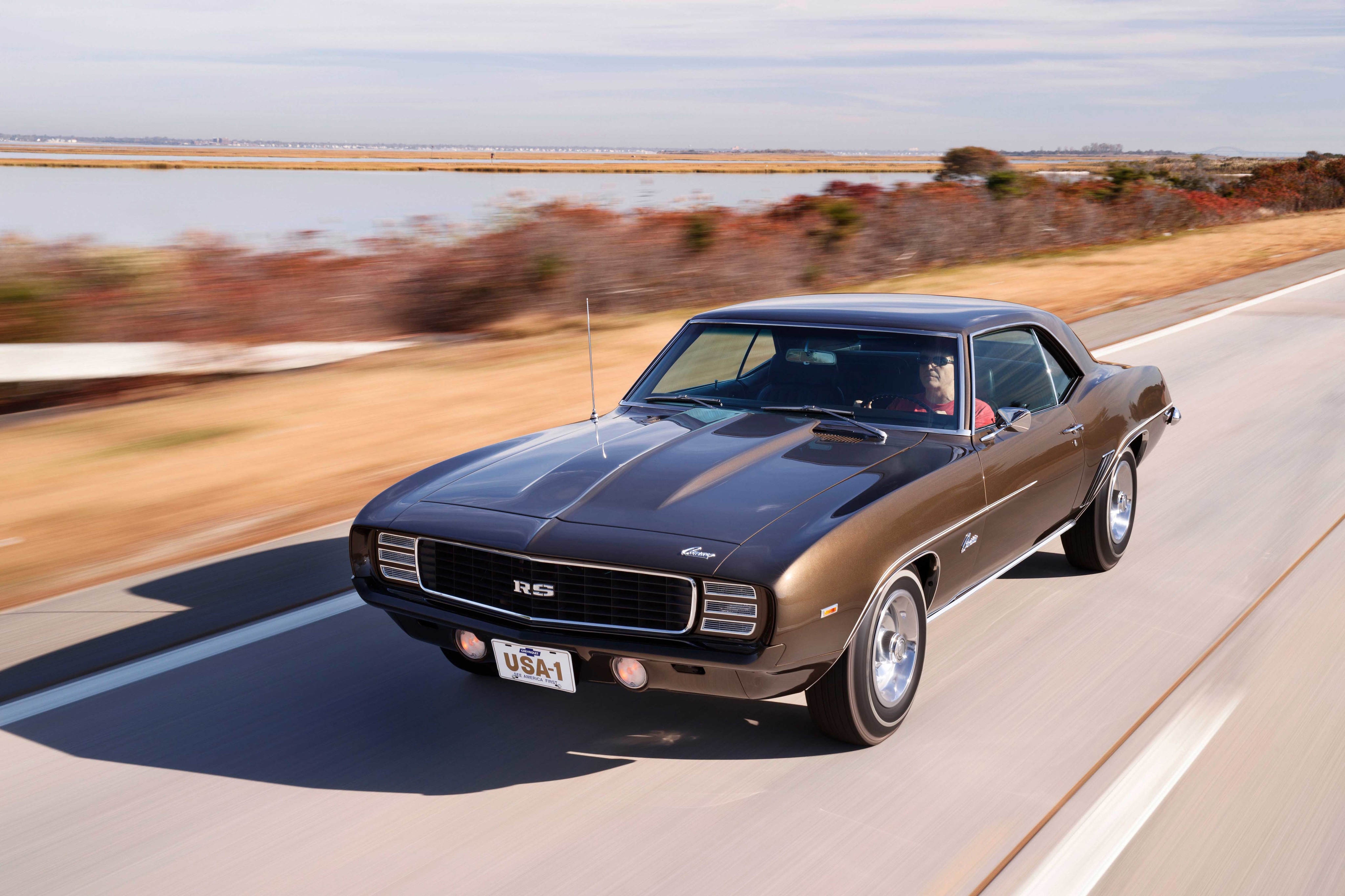 Free photo A vintage Chevrolet Camaro on the track.