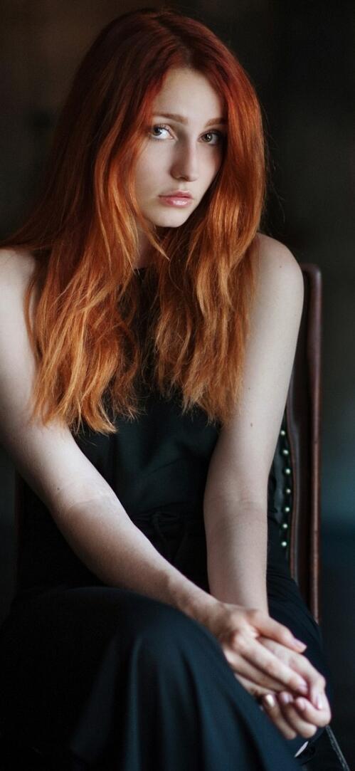 Бесплатное фото Рыжеволосая девушка в черном платье