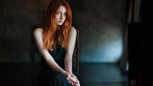 Бесплатное фото Рыжеволосая девушка в черном платье