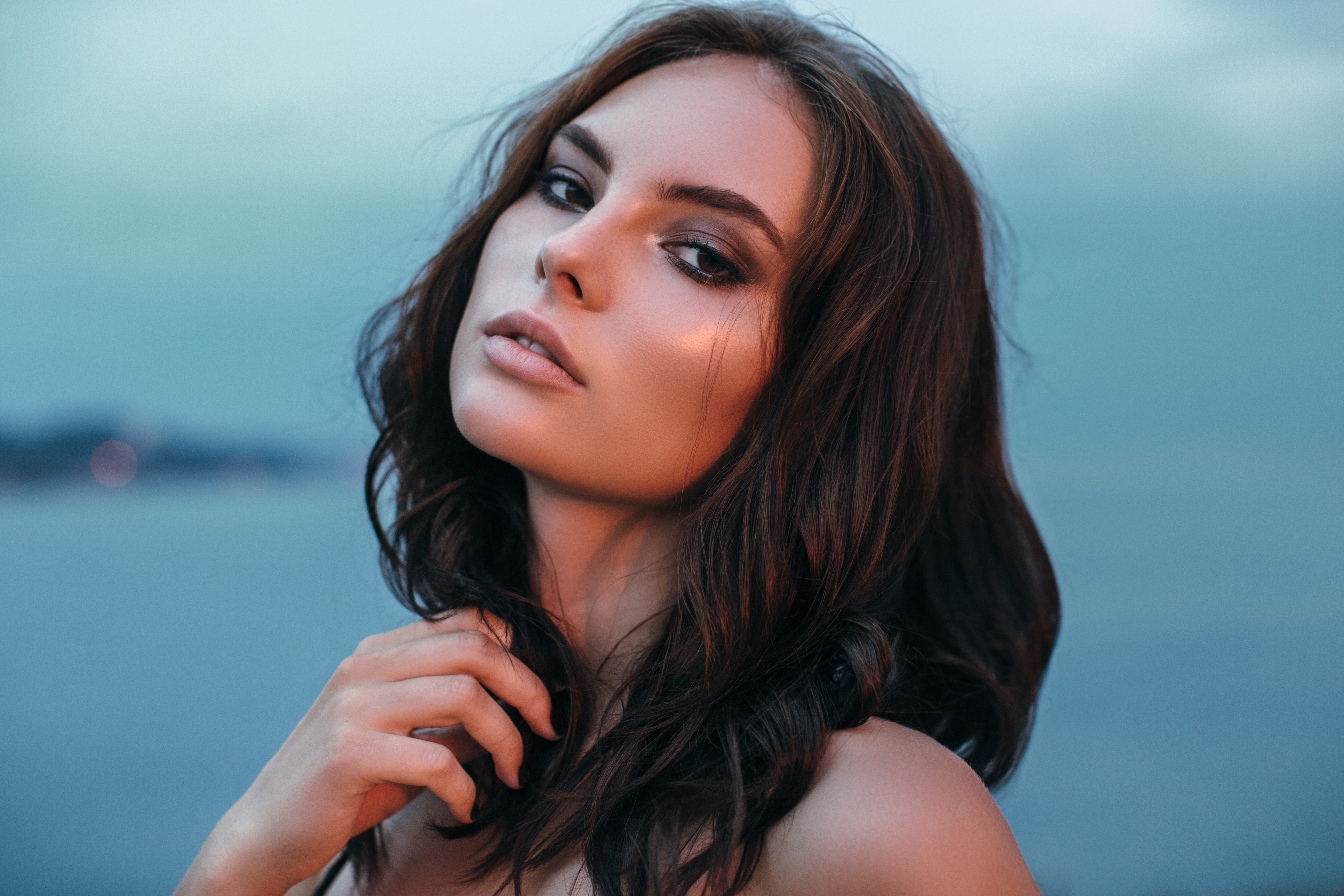Бесплатное фото Портрет темноволосой девушки на синем фоне