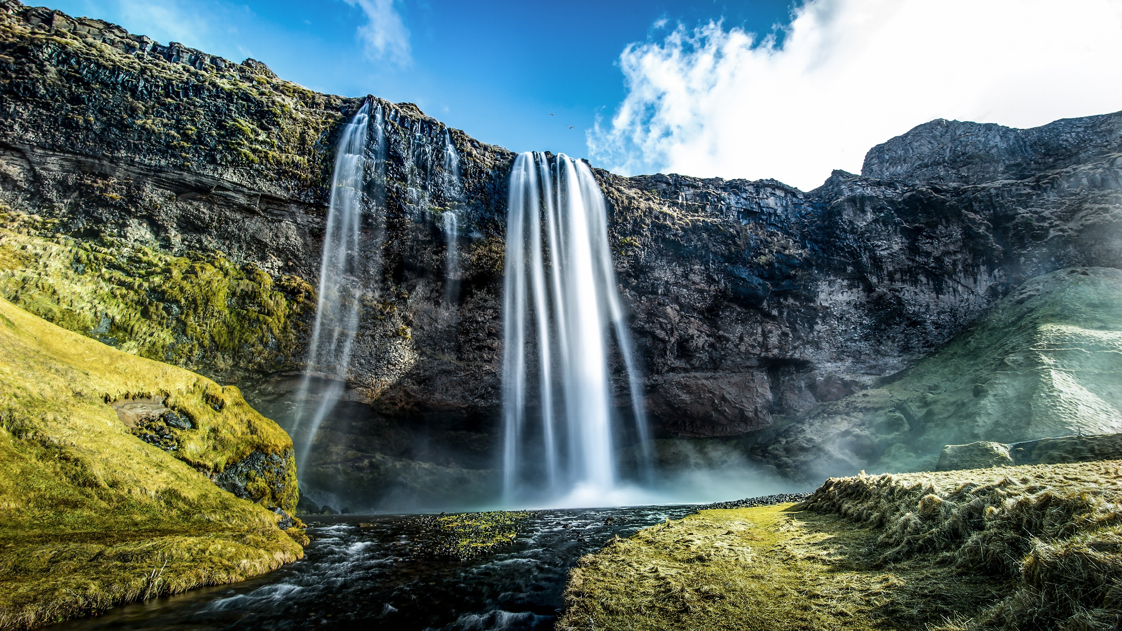 Free photo A big waterfall off a cliff