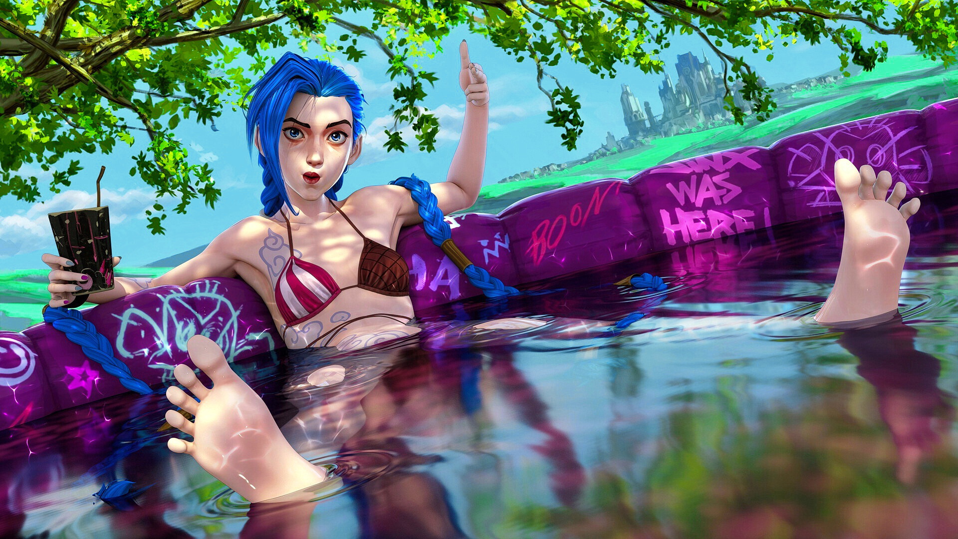 一个蓝色头发的女孩坐在游泳池里，手里拿着一个杯子