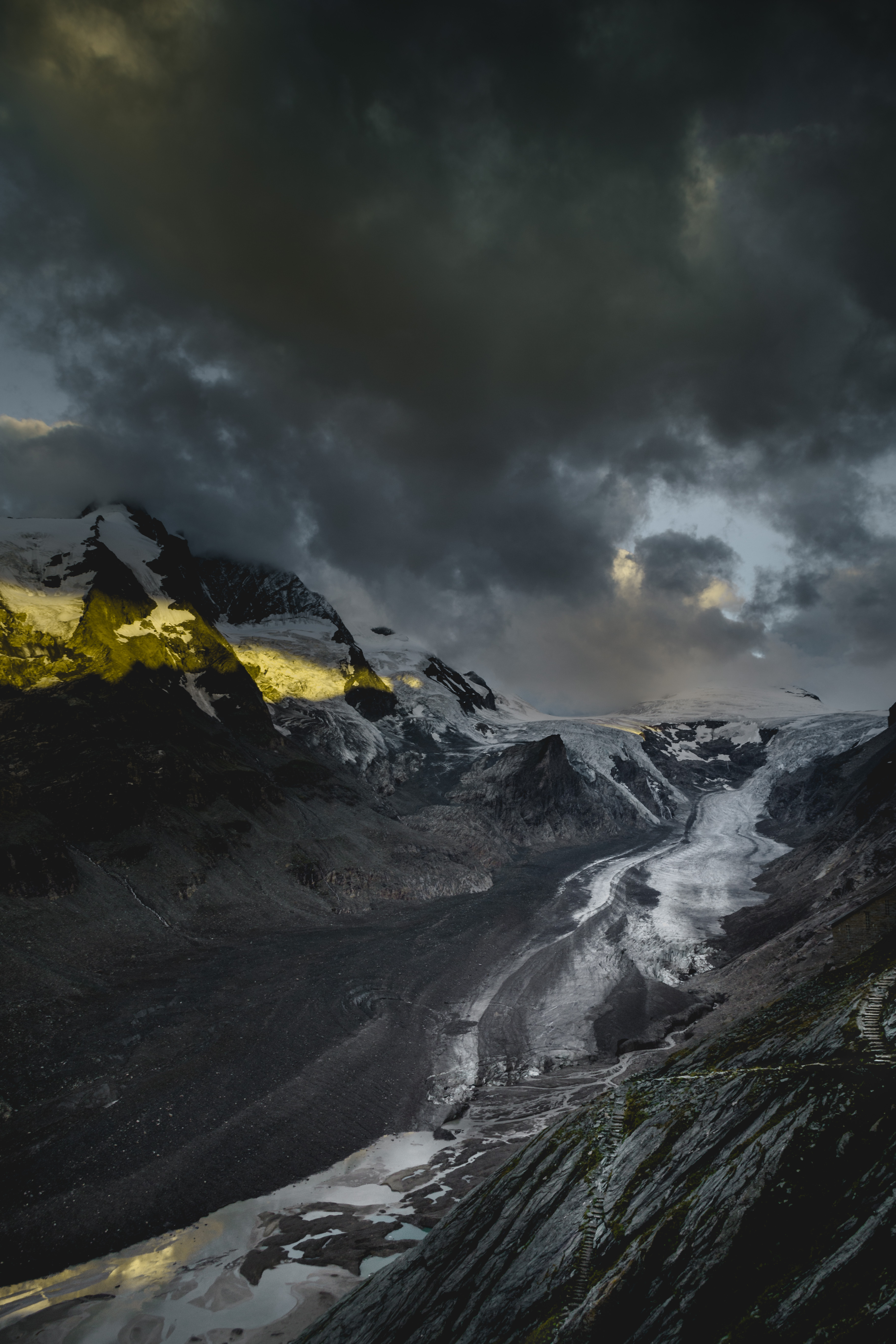 Free photo Morning sunlight in the mountains breaks through the thick clouds