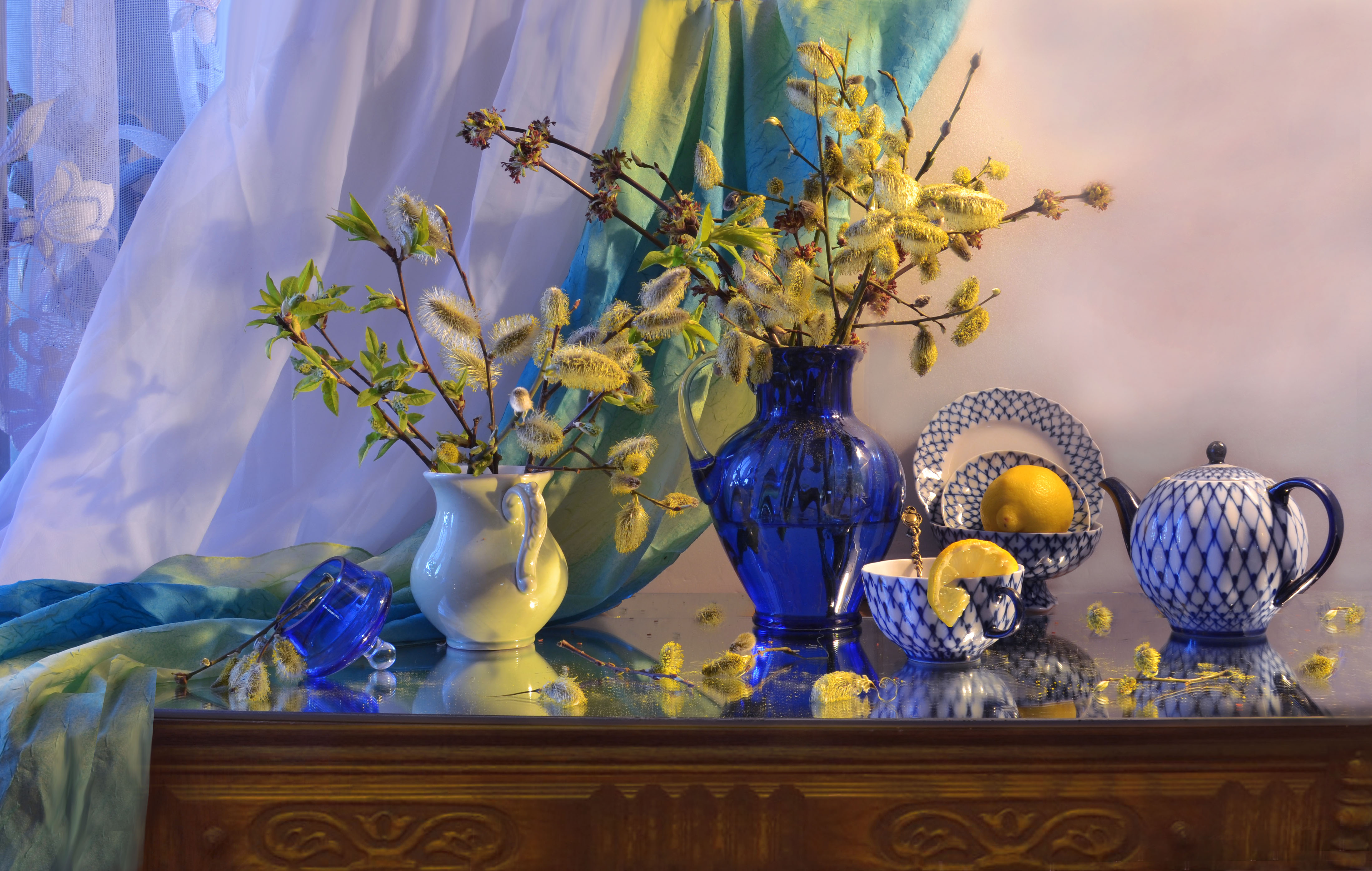 Free photo Sprigs of willow in a blue vase