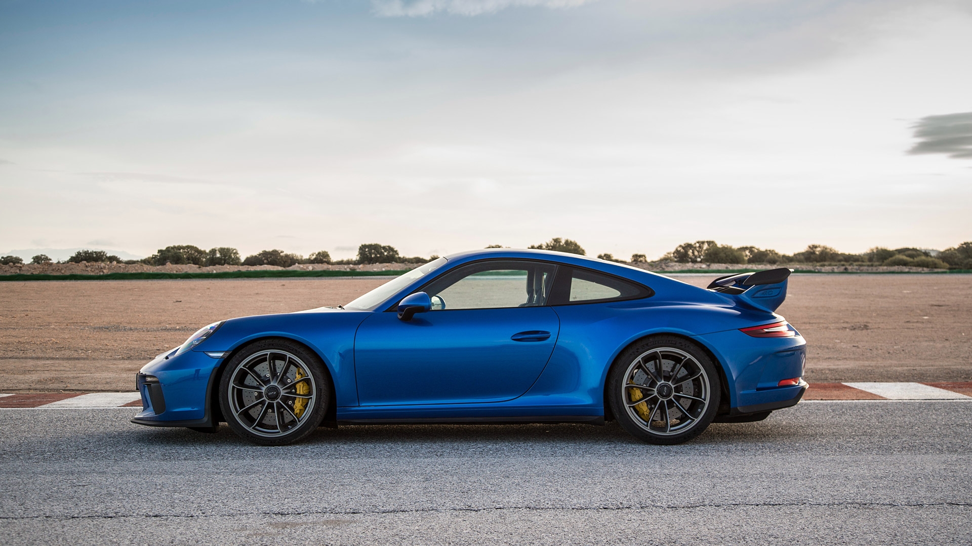 Free photo Blue porsche 911 gt3 rs