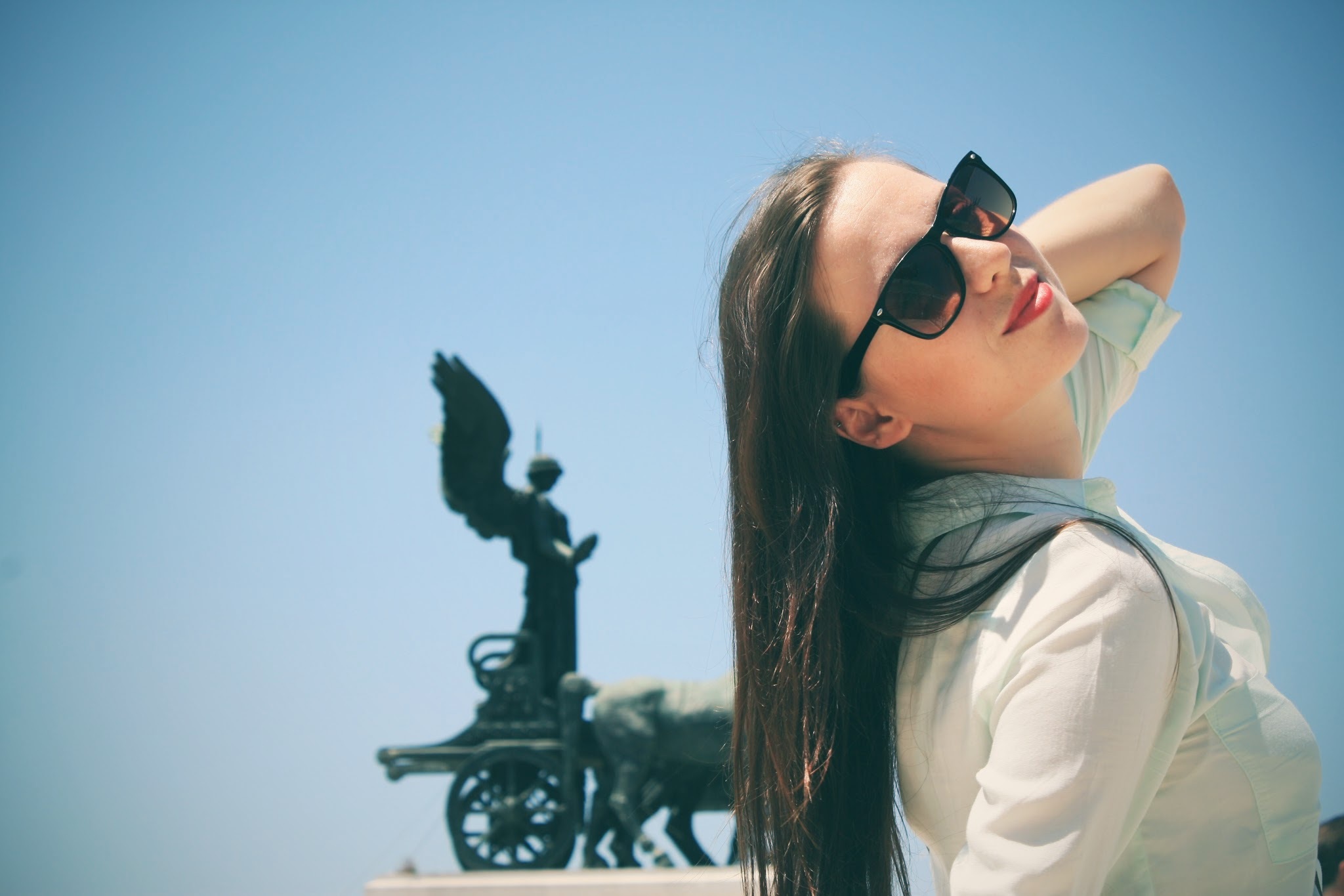 Free photo A girl in sunglasses poses for the camera