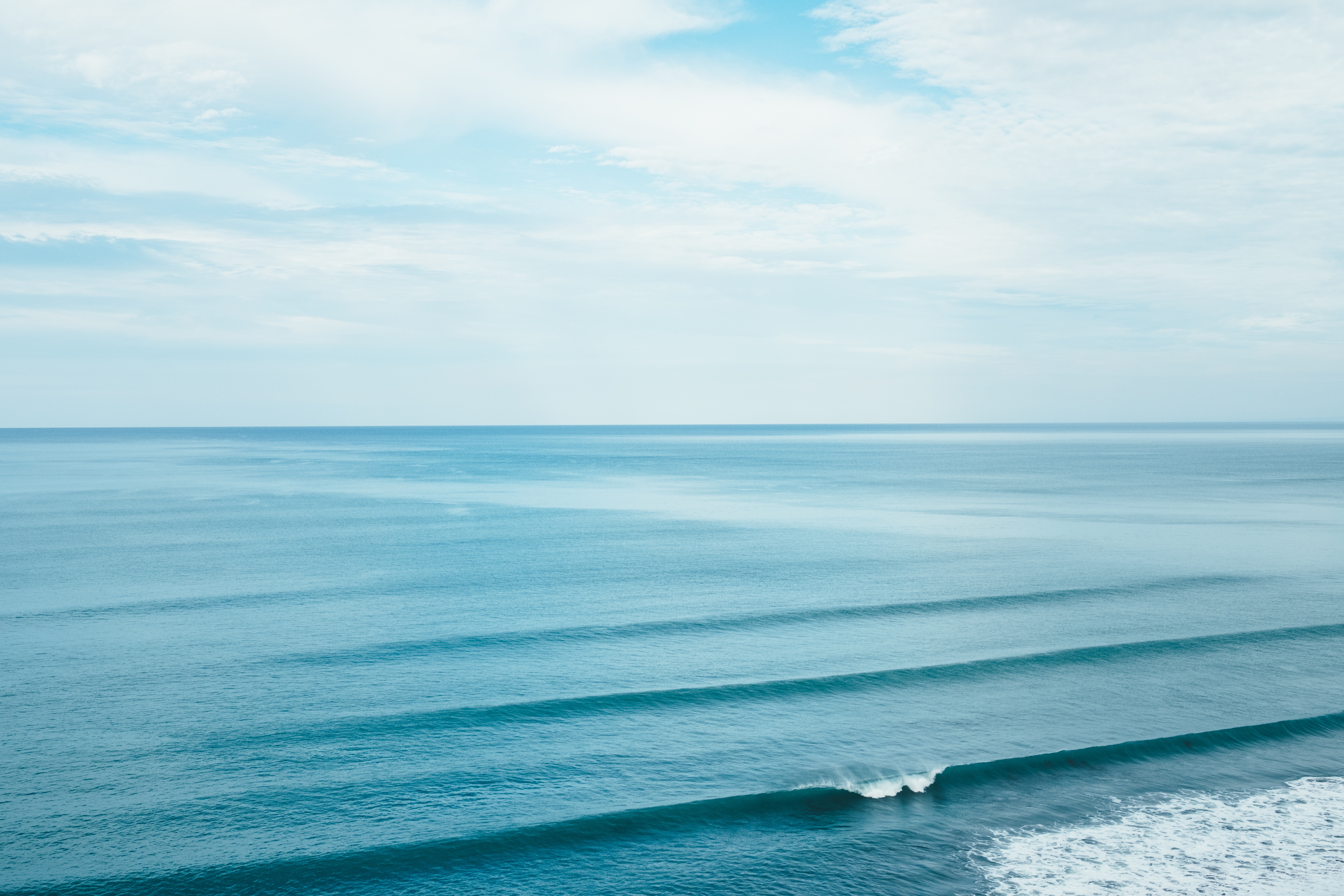 Free photo The blue sea of a sandy beach on a summer day