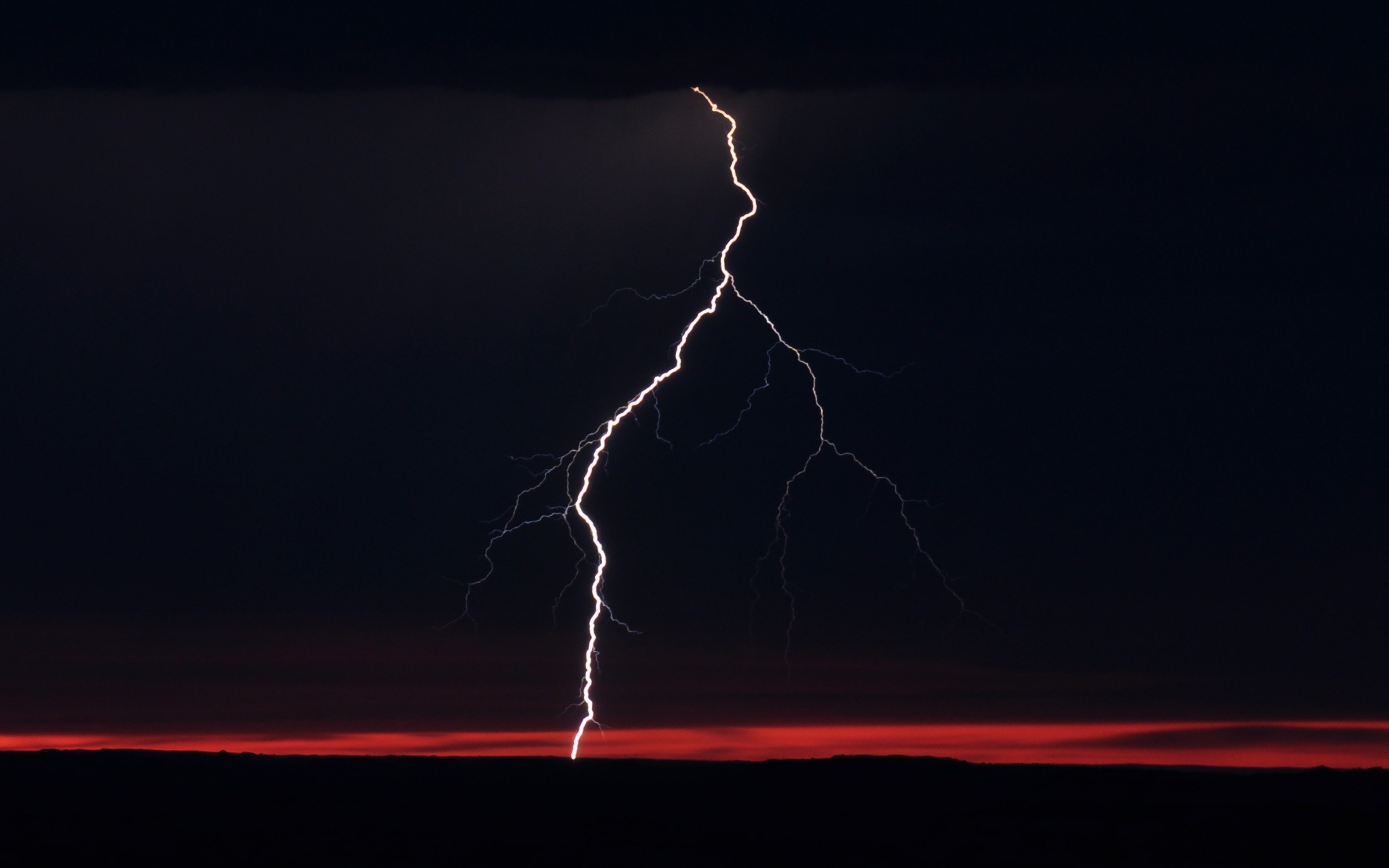 Free photo Lightning in the night sky strikes the ground