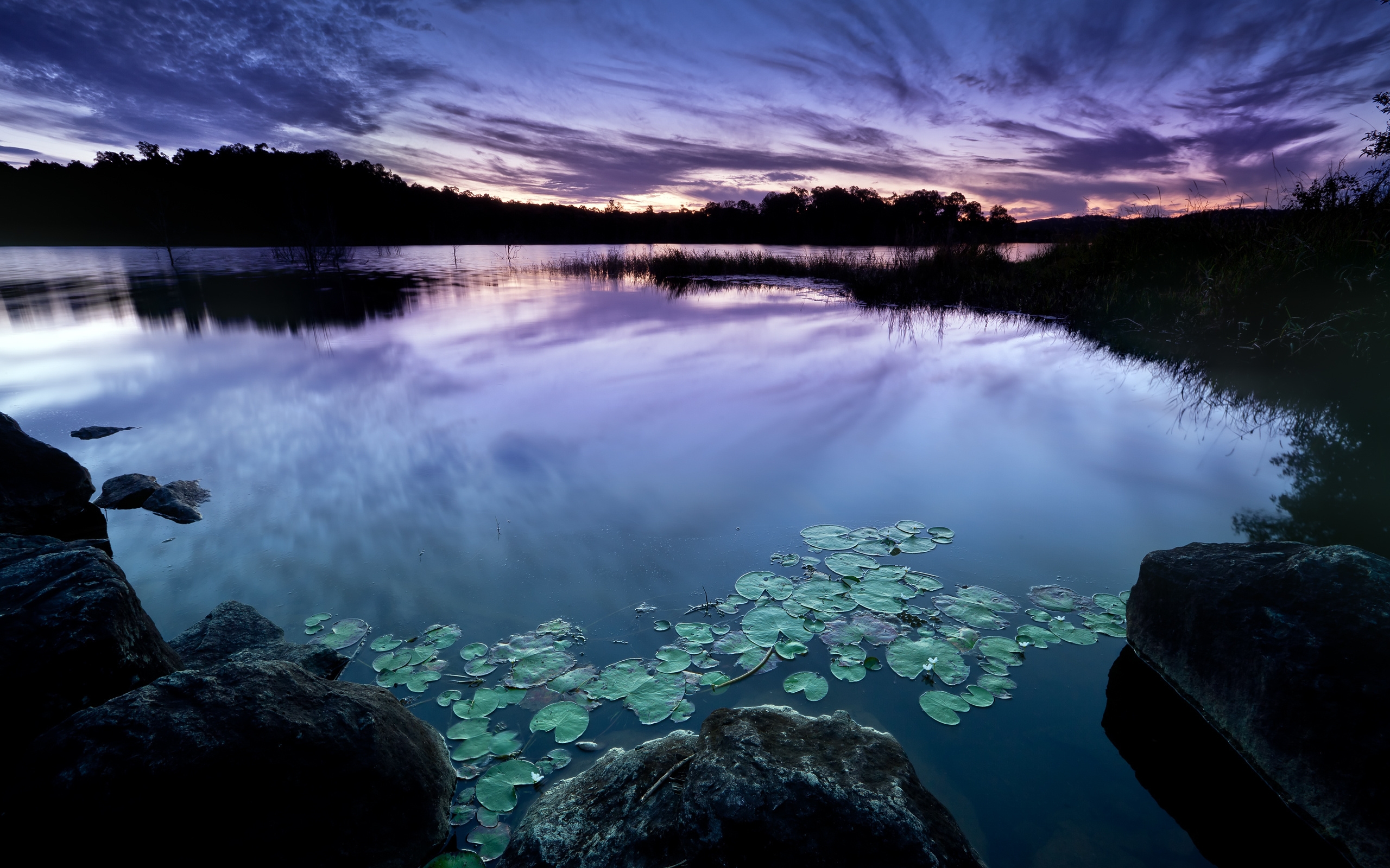 Free photo Twilight over the lake