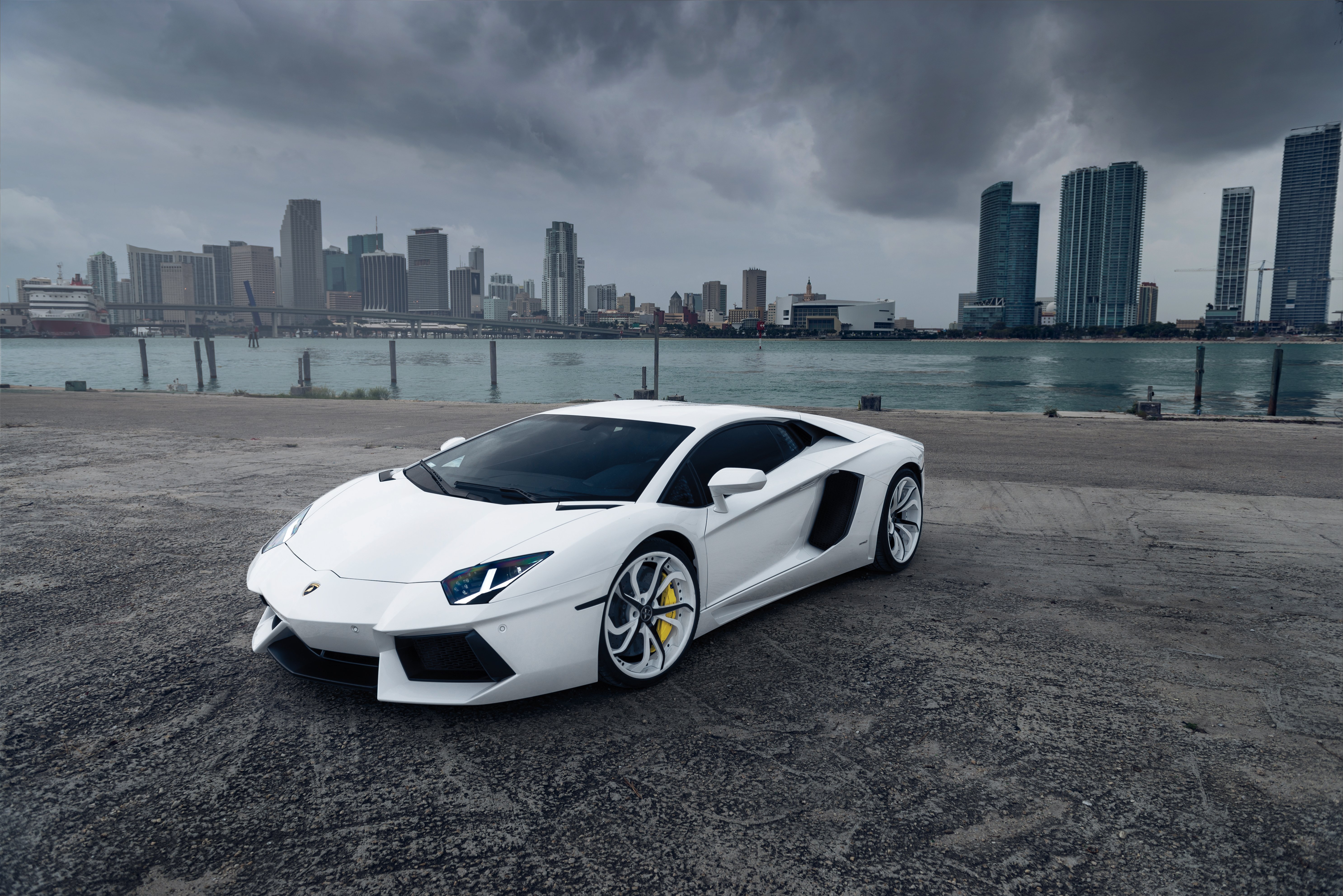 Free photo White Lamborghini Aventador on the bay in the city